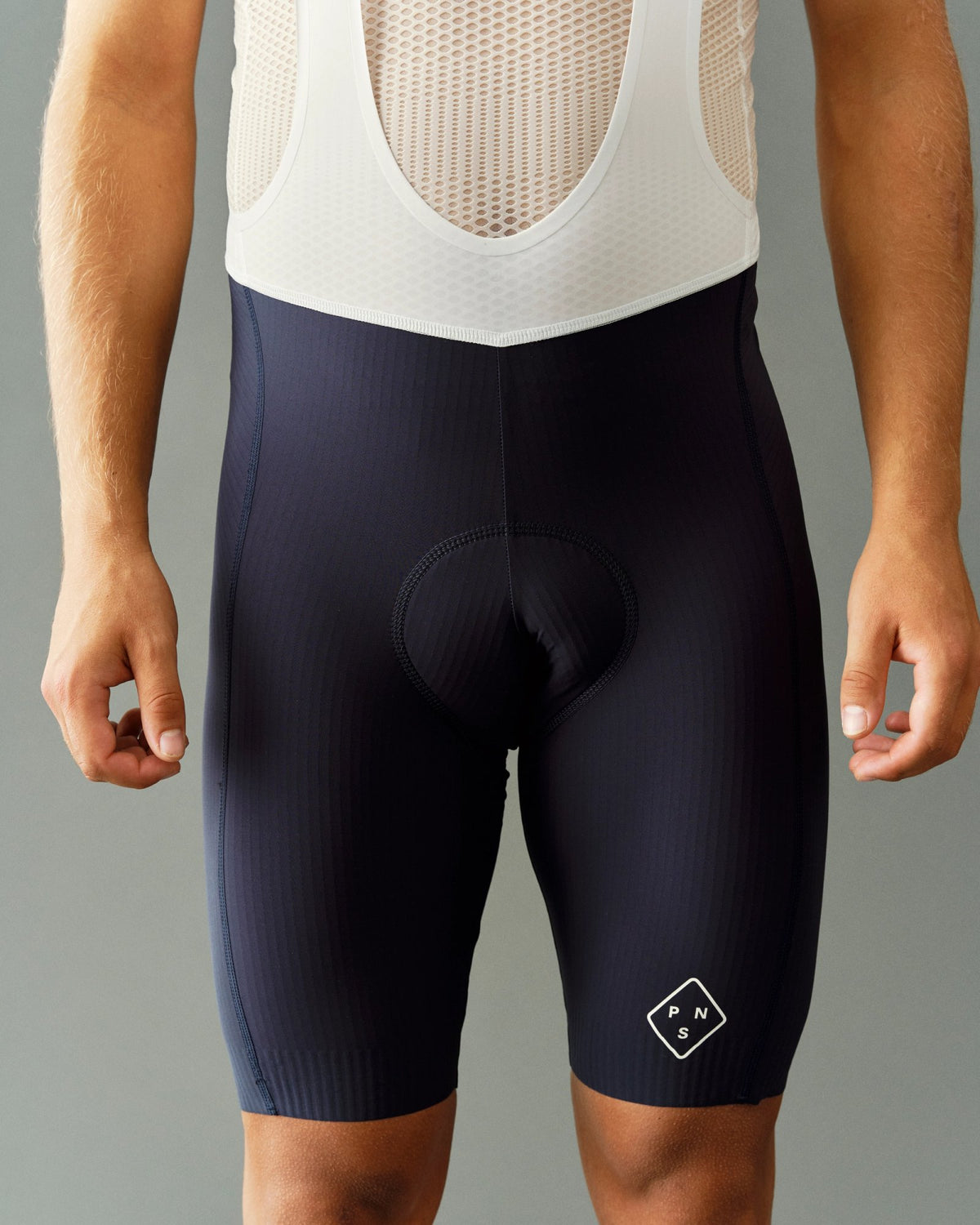 Culotte corto Pas Normal Studios Solitude Late Drop en Navy, detalle frontal sobre el modelo #Color_Navy
