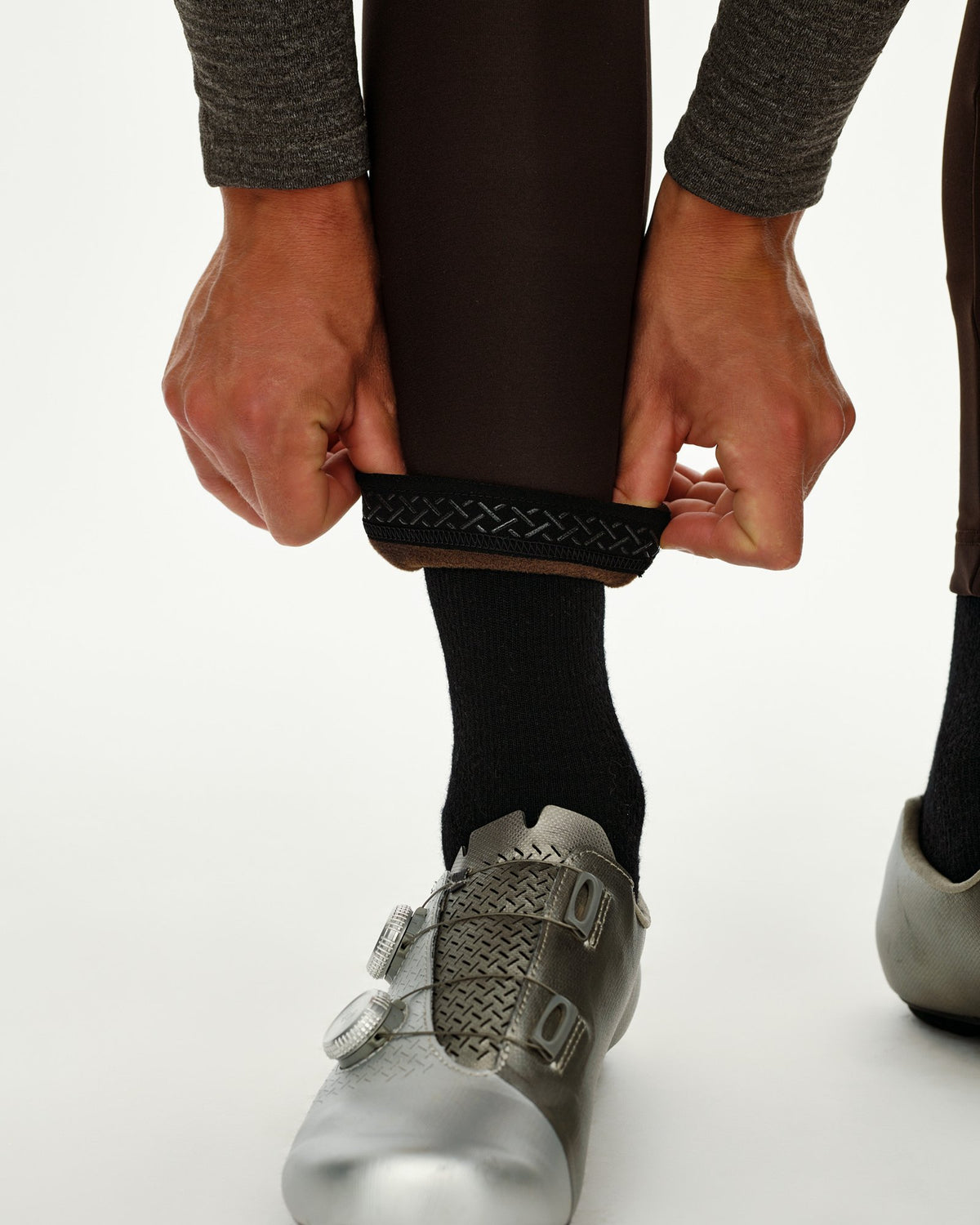 Culotte largo Pas Normal Studios Mechanism Thermal en Dark Coffee, detalle del bajo de la pernera #Color_Dark Coffee