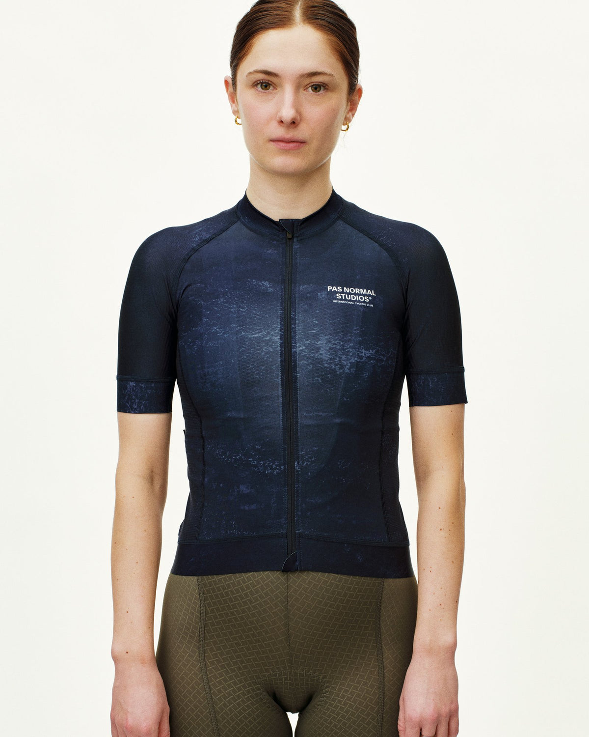 Maillot Corto Mujer Pas Normal Studios Mechanism en AOP Indigo, foto de modelo frontal #Color_AOP Indigo