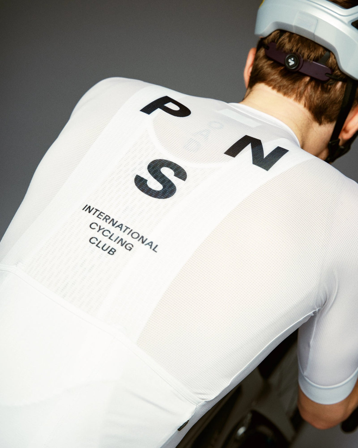 Maillot Corto Pas Normal Studios Mechanism en White, vista trasera sobre ciclista #Color_White
