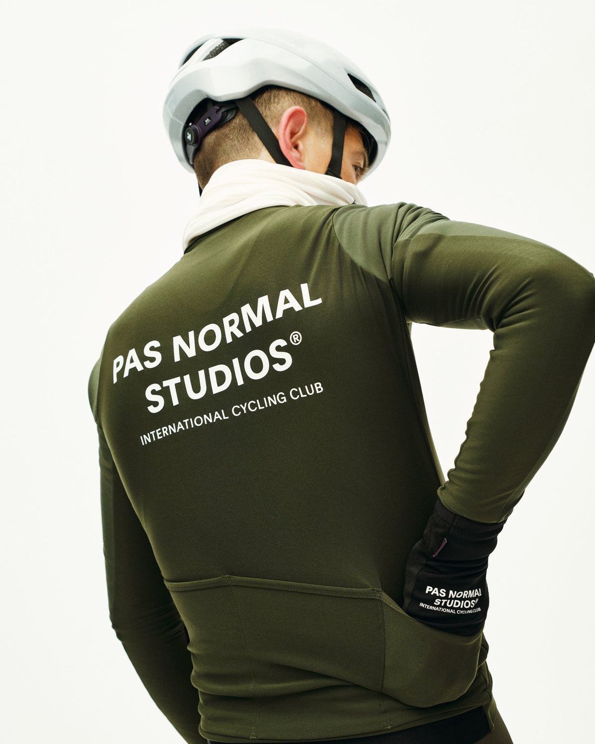 Maillot largo térmico Pas Normal Studios Mechanism Thermal en Dark Olive, de espaldas sobre el ciclista #Color_Dark Olive