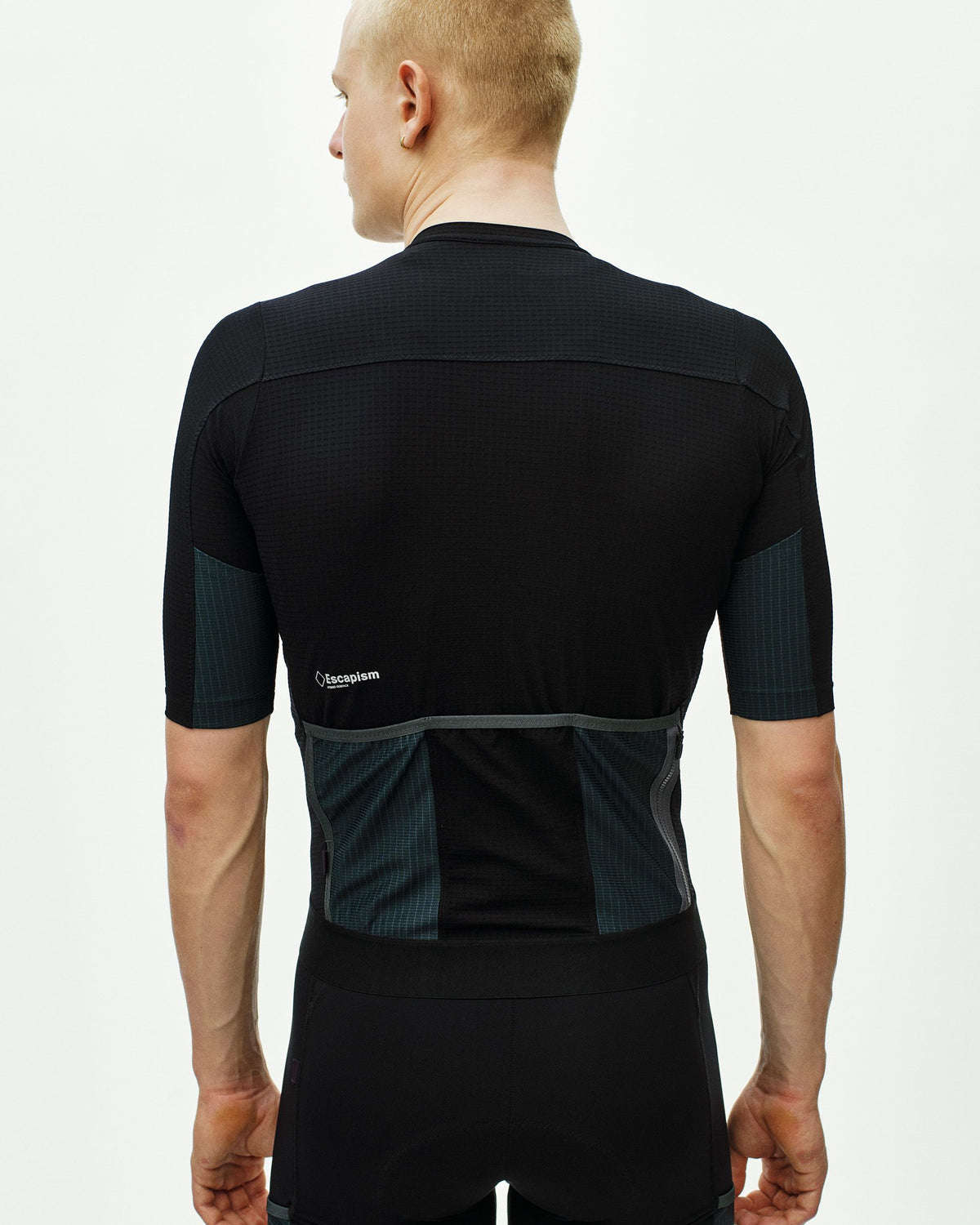 Maillot Corto Pas Normal Studios Escapism en Black, vista trasera sobre ciclista #Color_Black