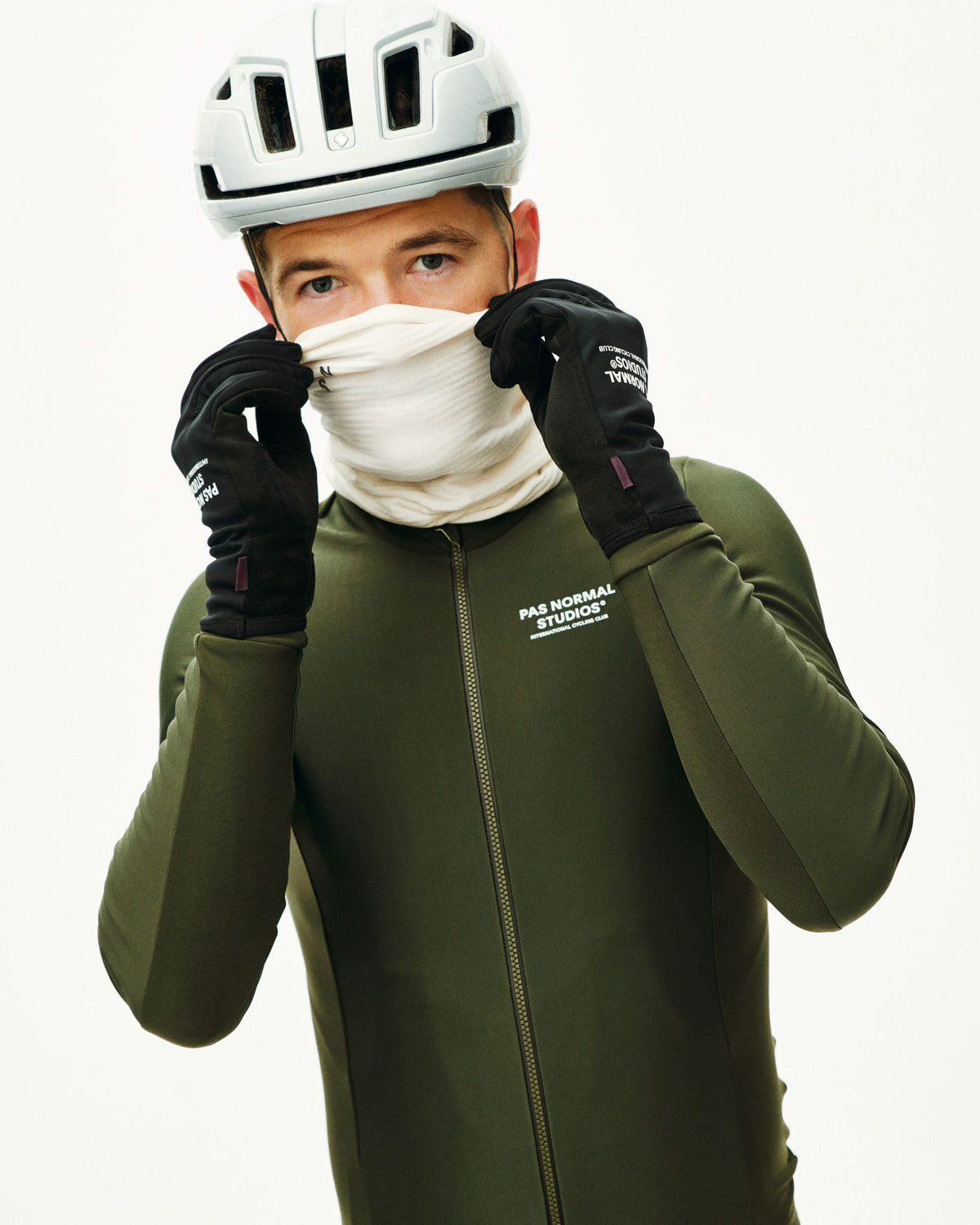 Logo Thermal Necktube Off White en uso #Color_Off White