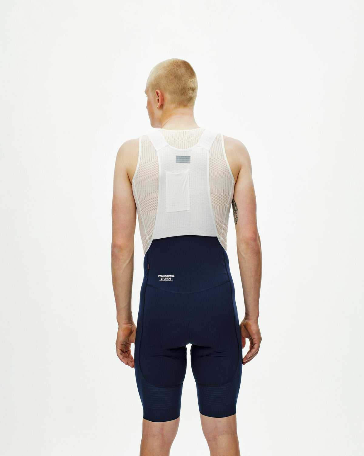 Culotte corto Pas Normal Studios Mechanism Pro en Navy, llevado por el modelo, vista trasera #Color_Navy