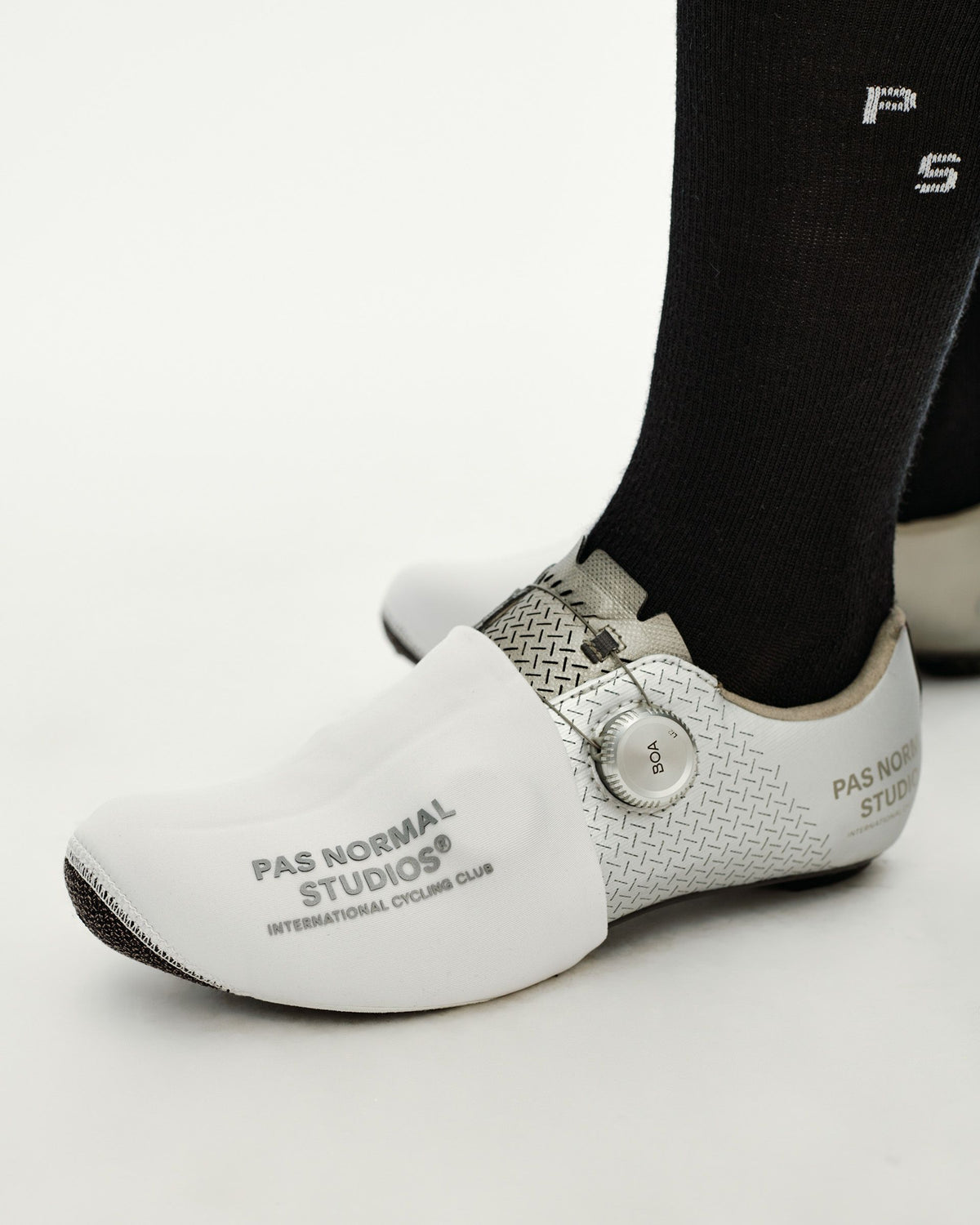 Logo Toe Cover White en uso #Color_White