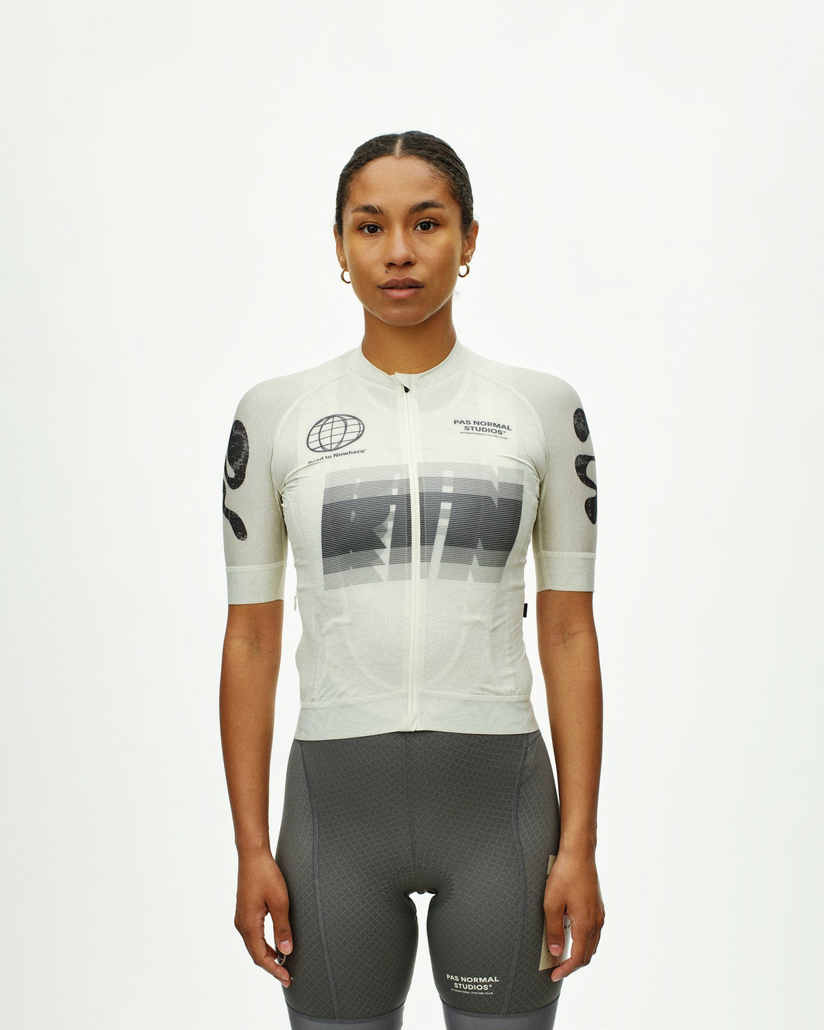 Maillot Corto Mujer Pas Normal Studios Mechanism Logo en AOP RTN Off White, foto de modelo frontal #Color_AOP RTN Off White