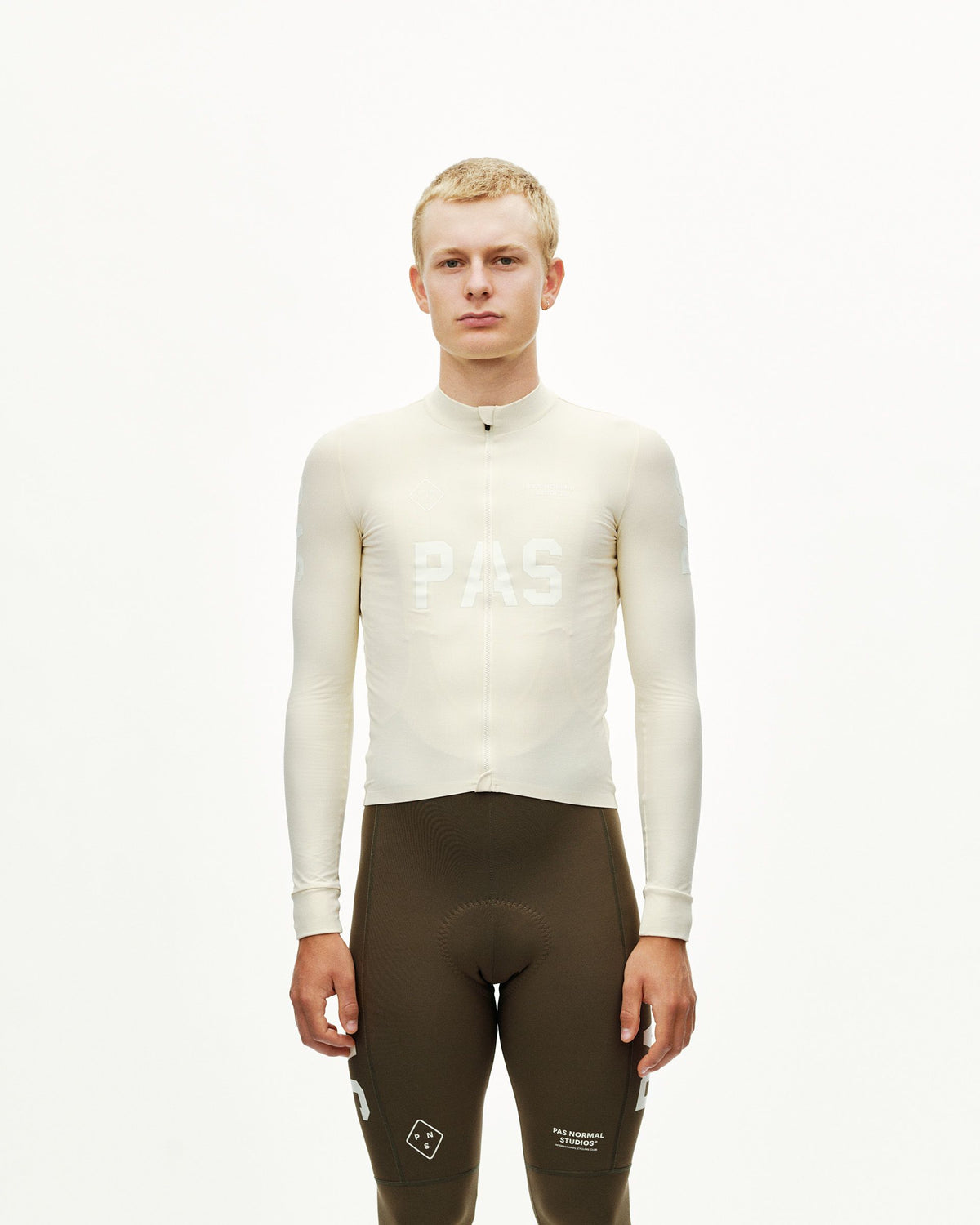 Maillot Largo Hombre Pas Normal Studios PAS Mechanism en Sand, sobre el ciclista #Color_Sand