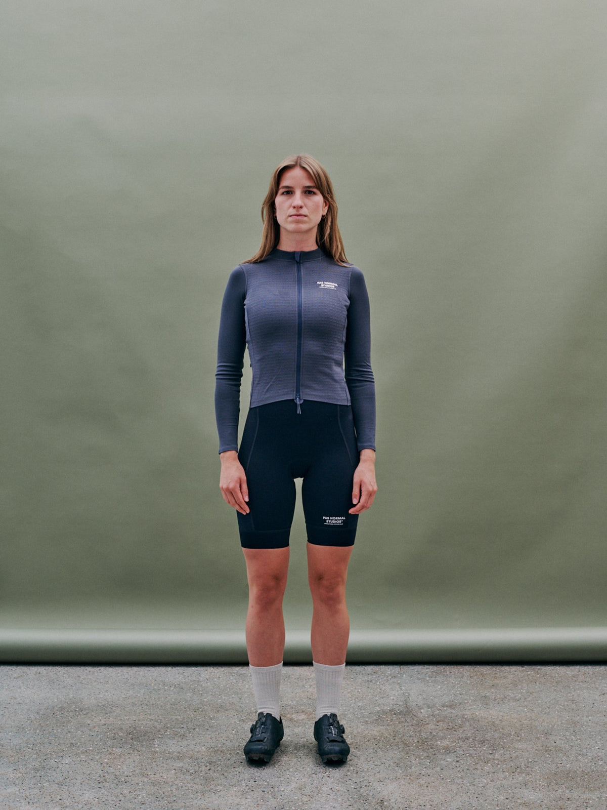 Maillot largo de mujer Pas Normal Studios Escapism Wool en Steel, sobre la ciclista #Color_Steel