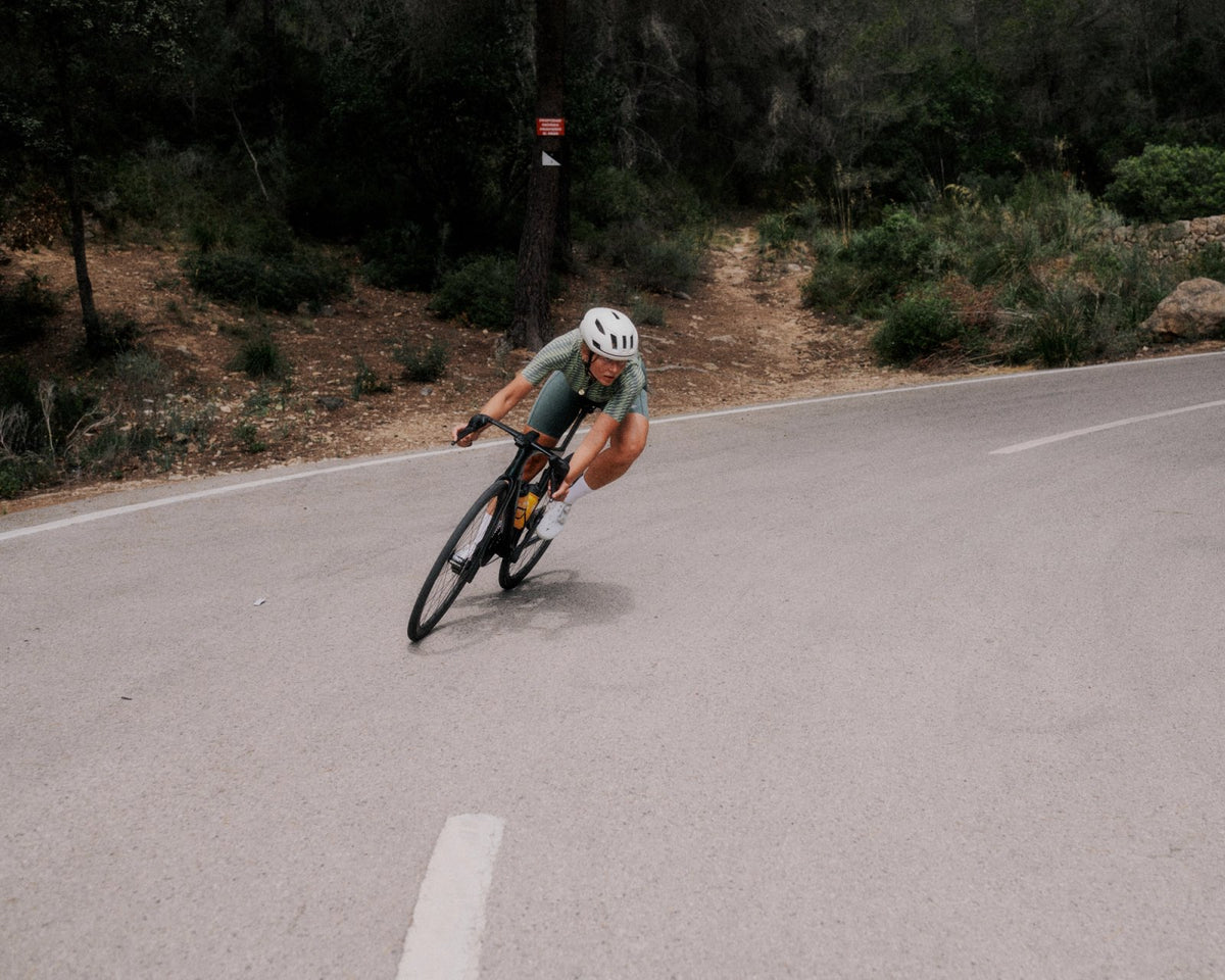 Maillot Mujer Pas Normal Studios Solitude en Dark Moss / Lime Green, en ruta #Color_Dark Moss / Lime Green
