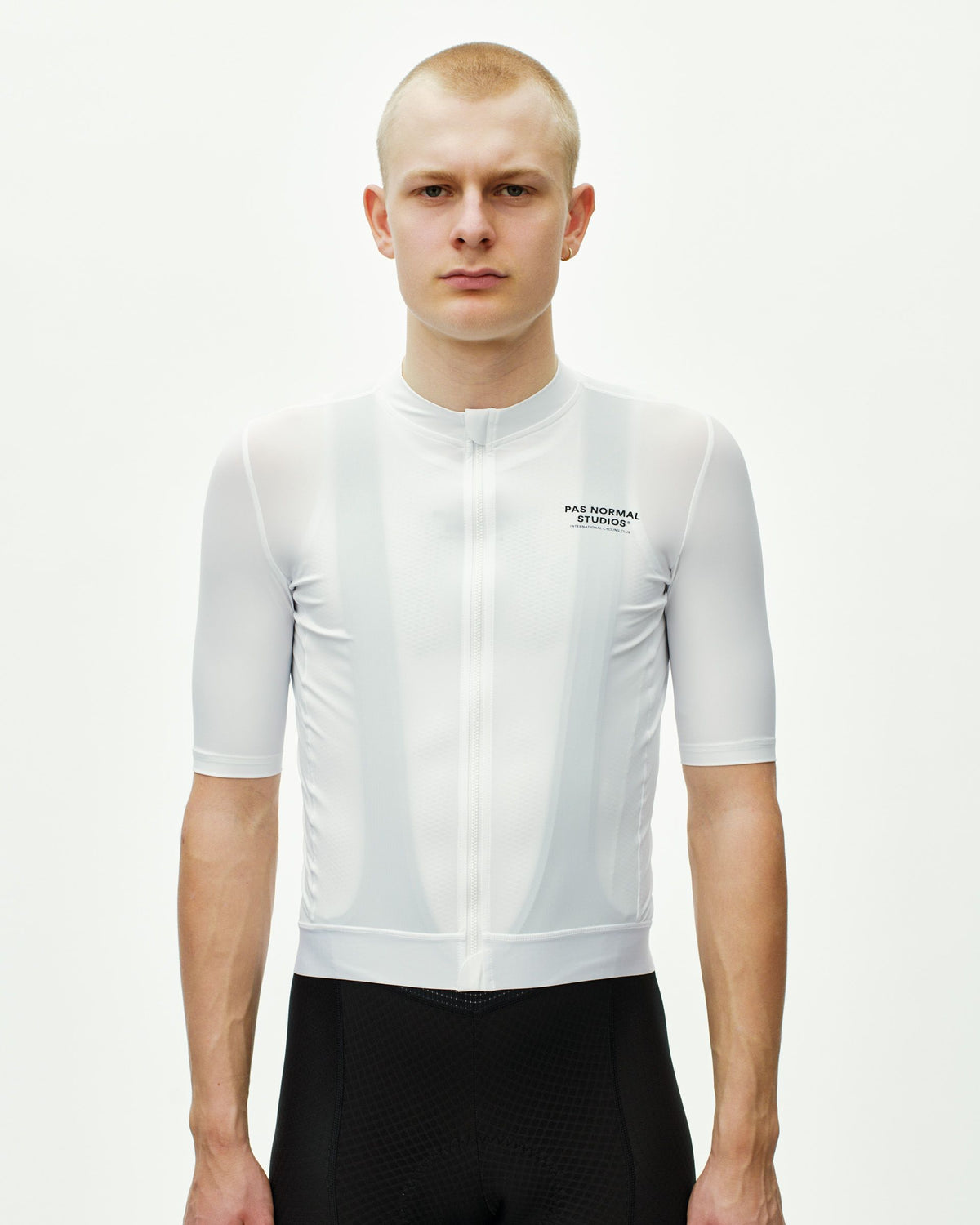 Maillot Corto Pas Normal Studios Essential en White, vista frontal sobre ciclista #Color_White