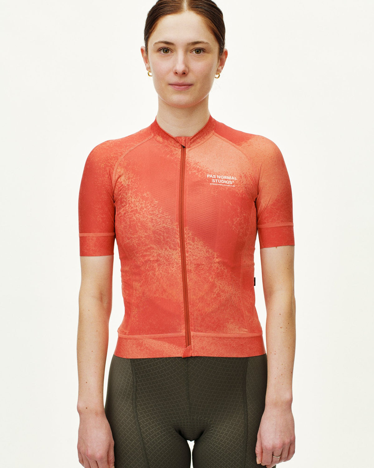 Maillot Corto Mujer Pas Normal Studios Mechanism en AOP Hibiscus Orange, foto de modelo frontal #Color_AOP Hibiscus Orange