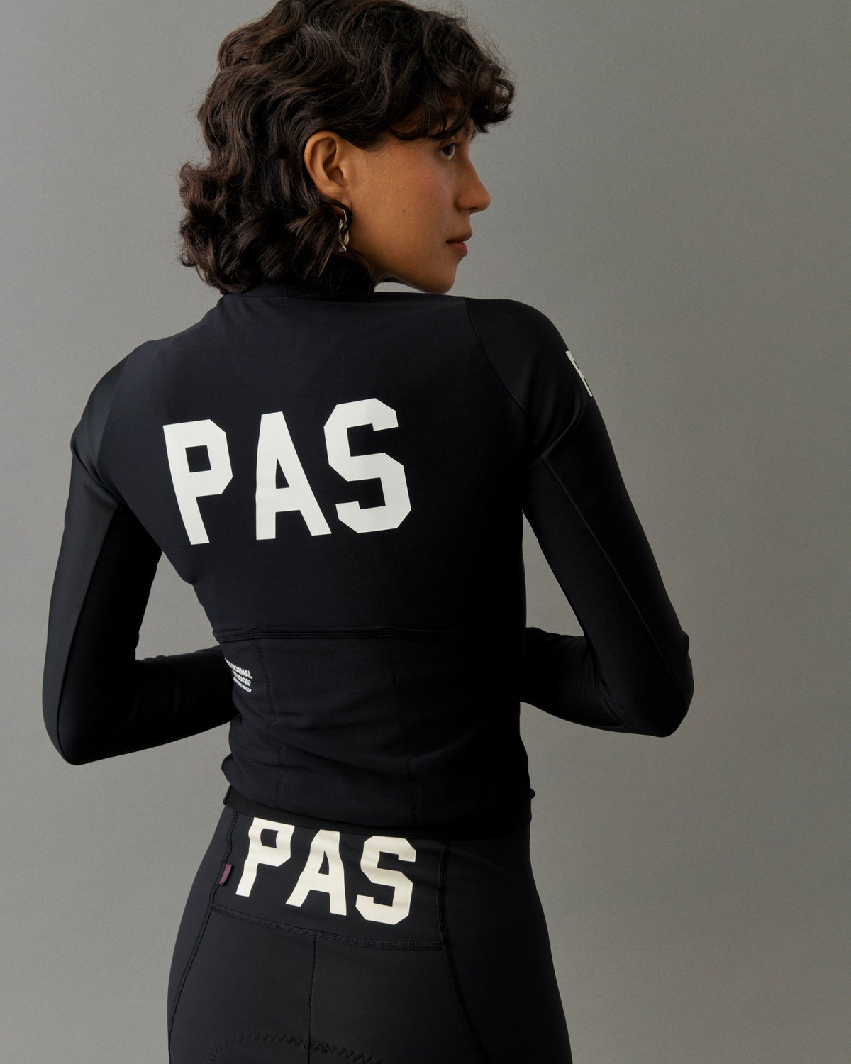 Maillot Mujer Pas Normal Studios PAS Thermal en Black, sobre ciclista, vista trasera #Color_Black