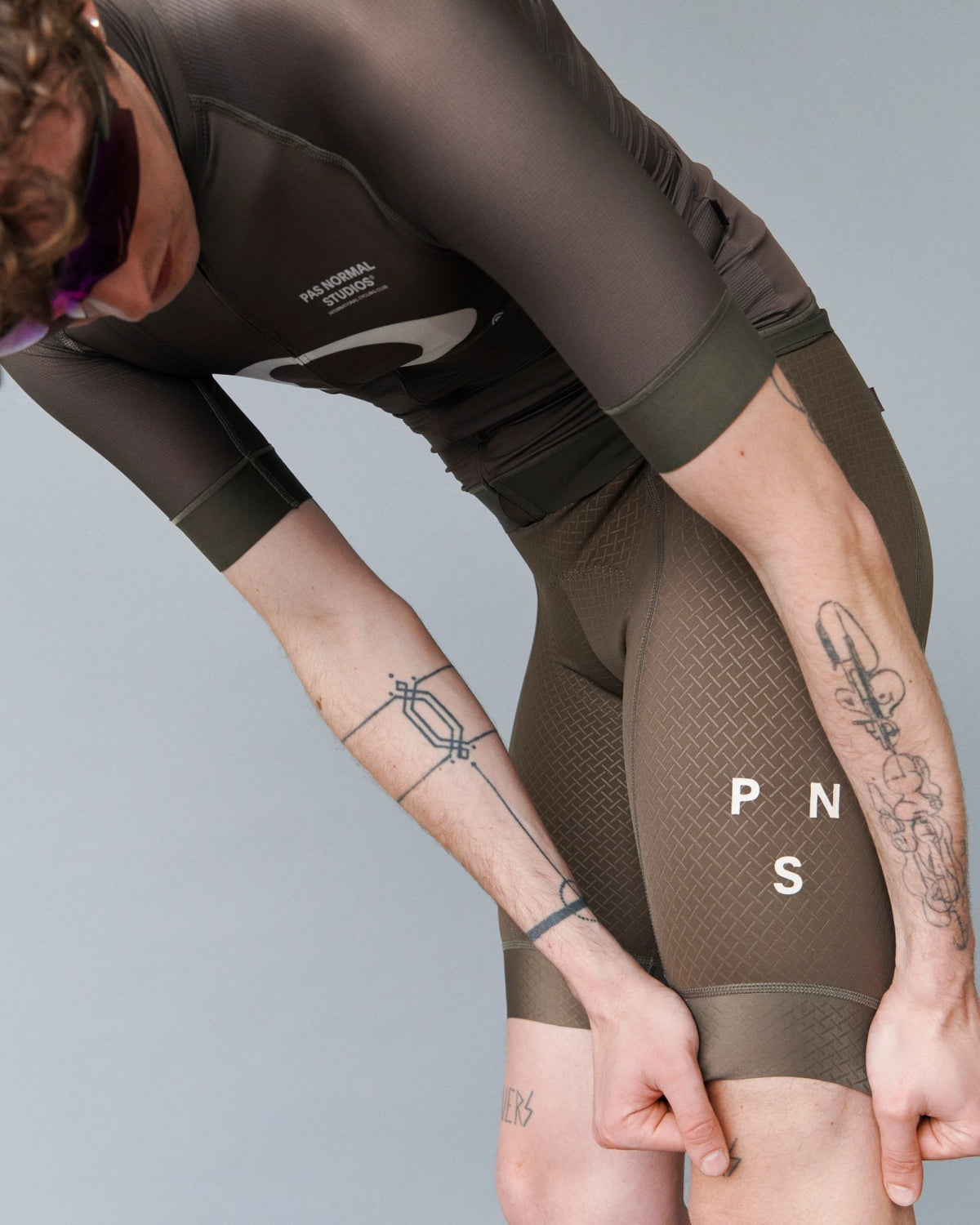 Culotte corto Pas Normal Studios Oakley Mechanism en Black Olive, detalle trasero sobre el modelo #Color_Black Olive