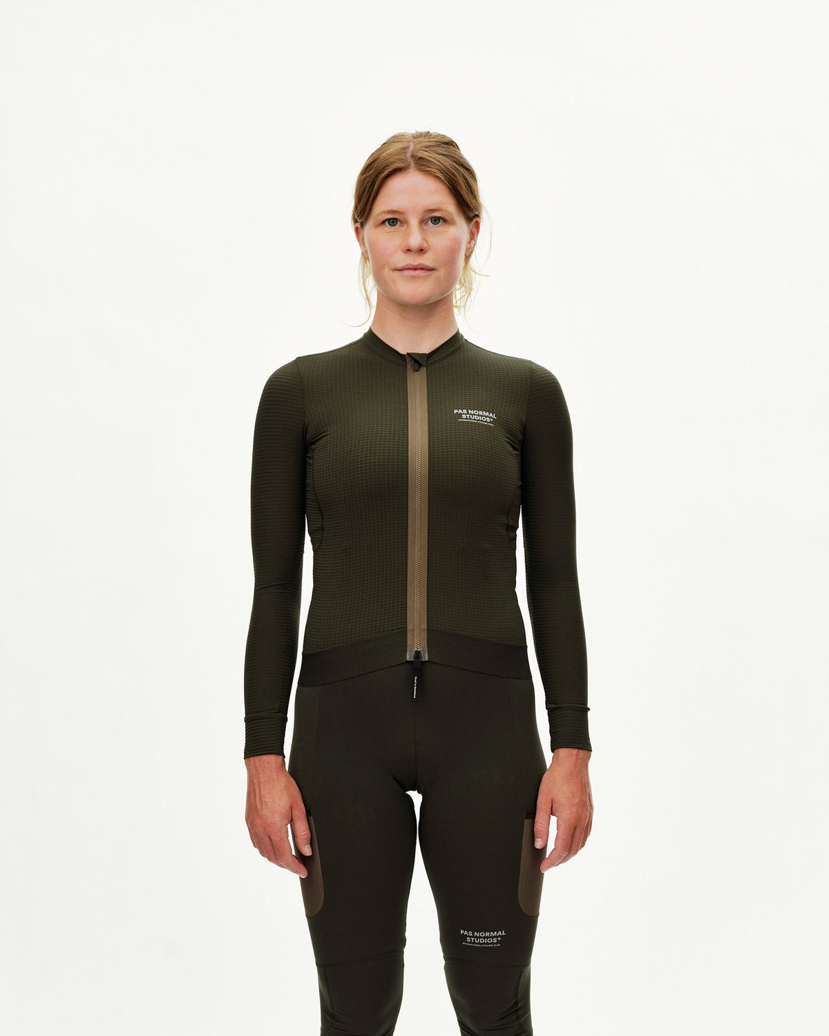 Maillot largo de mujer Pas Normal Studios Escapism en Dark Olive, sobre la ciclista #Color_Dark Olive