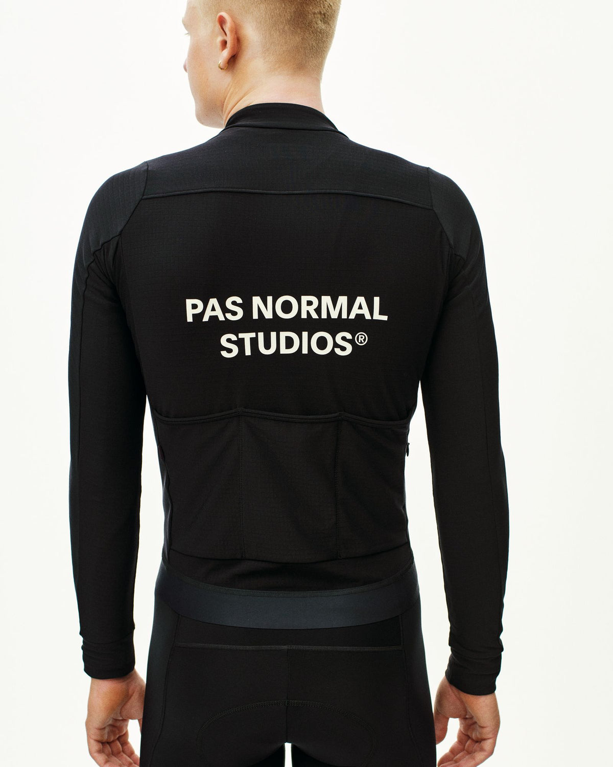 Maillot Largo Pas Normal Studios Essential en Black, vista trasera sobre ciclista #Color_Black