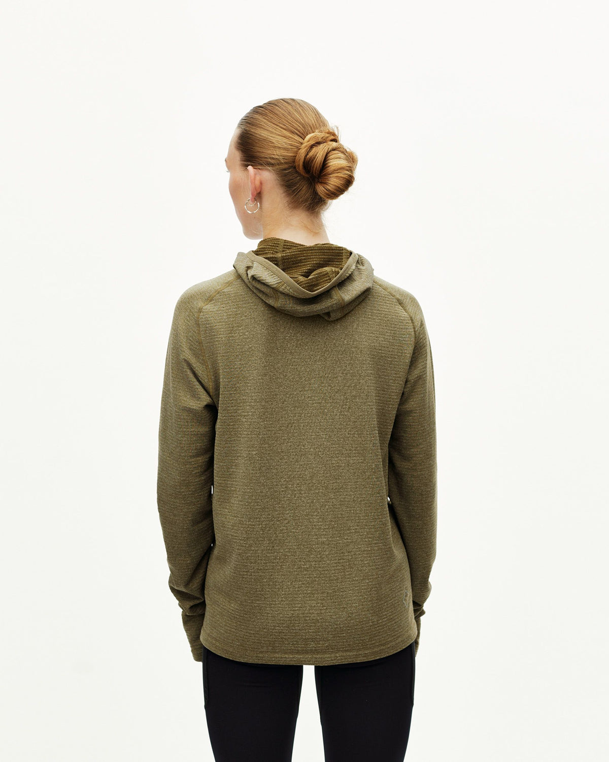 Sudadera Pas Normal Studios Balance Thermal en Moss Brown, puesta, vista trasera #Color_Moss Brown