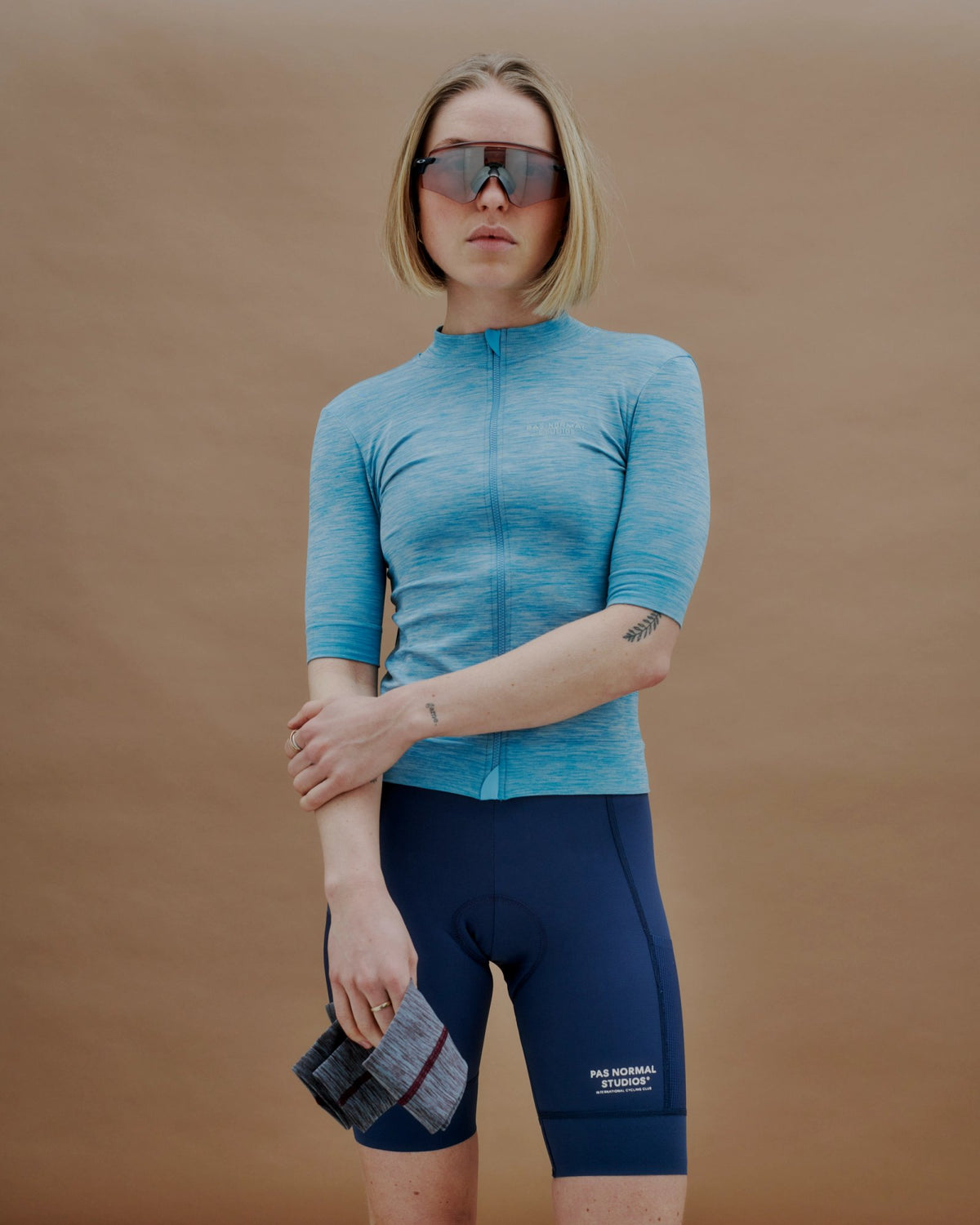 Maillot corto de mujer Pas Normal Studios Escapism Knit en Blue, sobre la ciclista #Color_Blue