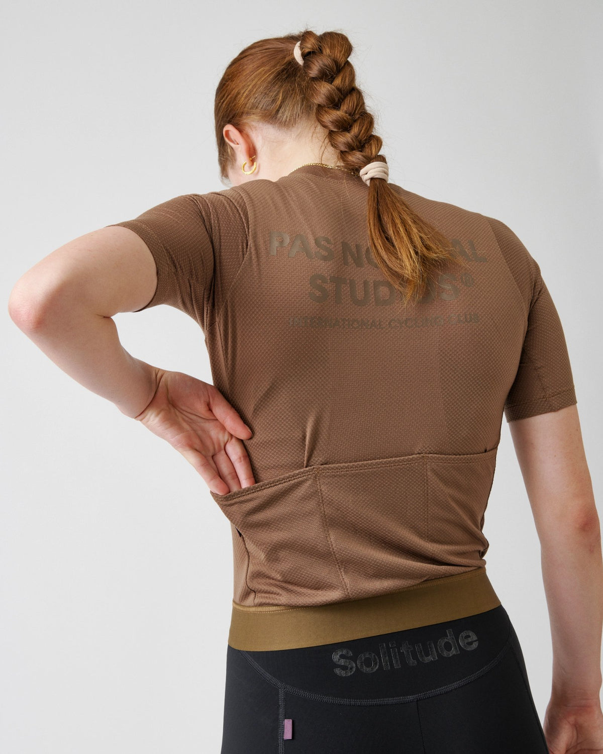 Maillot Pas Normal Studios Solitude Mesh en Brown, llevado por el modelo, vista trasera #Color_Brown