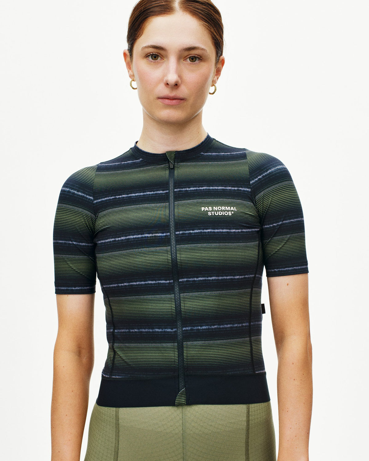 Maillot corto de mujer Pas Normal Studios Essential en Light Olive Stripe, sobre la ciclista #Color_Light Olive Stripe