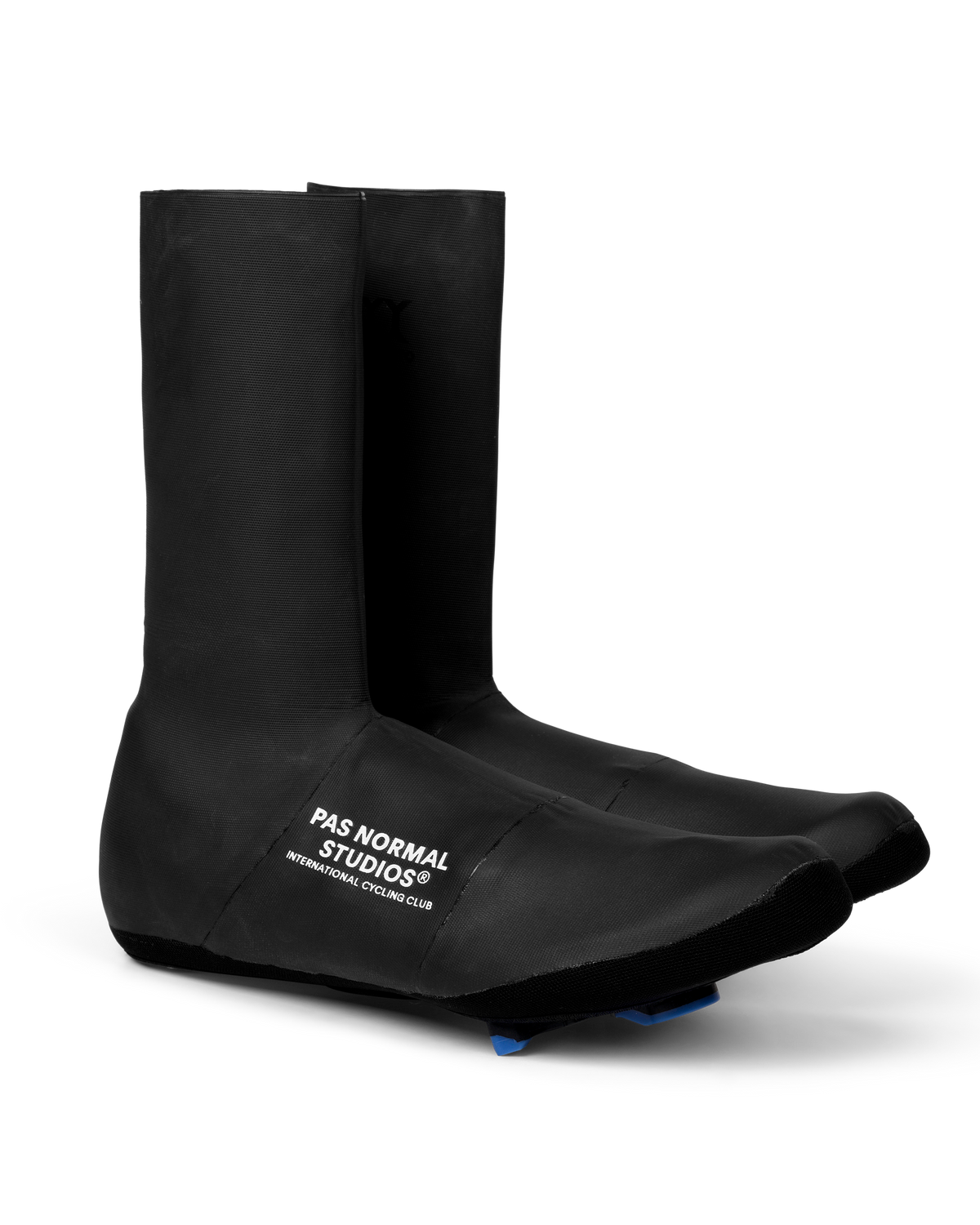 Black Logo Heavy cycling overshoes, three-quarter view with white chest logo and blue cleat cutout #Color_Black