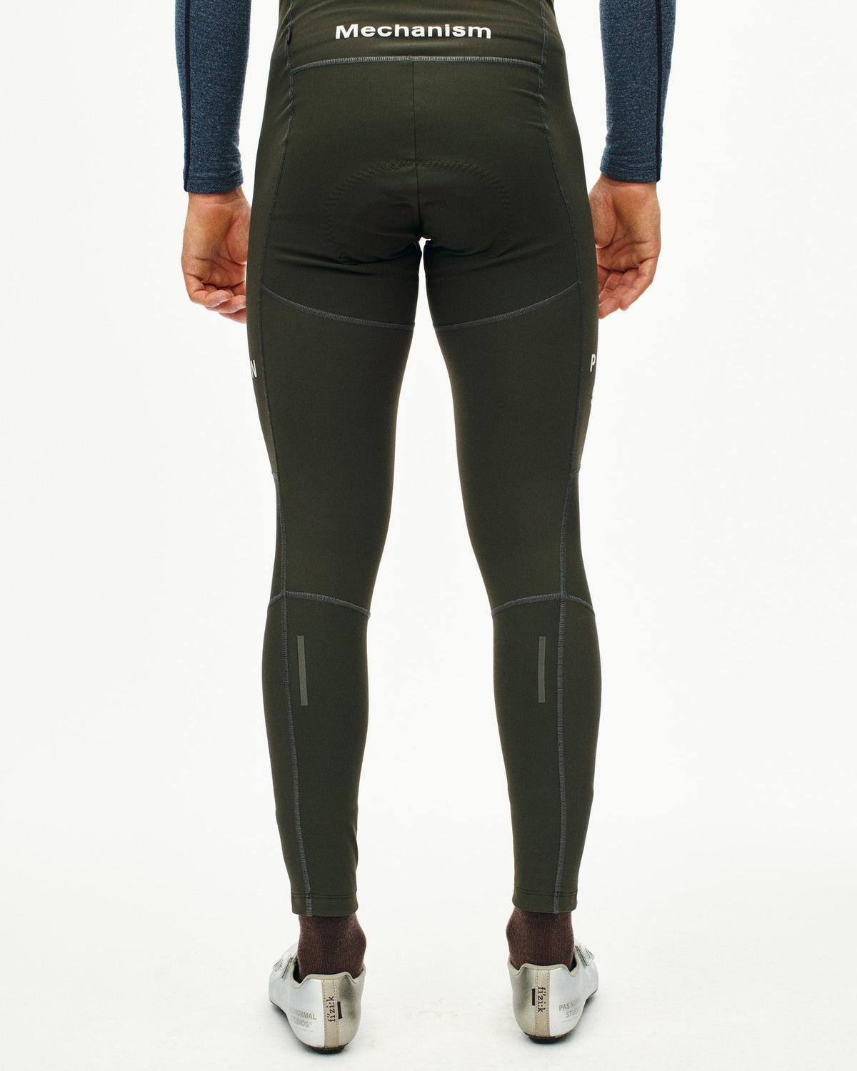 Culotte largo Pas Normal Studios Mechanism Deep Winter en Dark Olive, llevado por el modelo, vista trasera #Color_Dark Olive