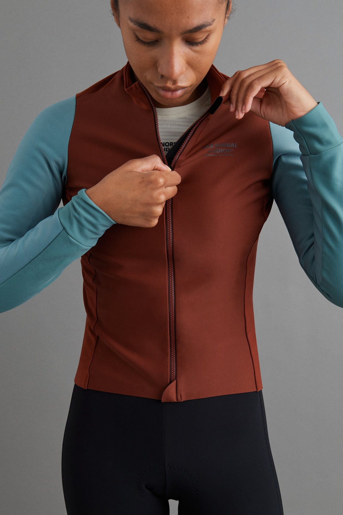 Maillot Mujer Pas Normal Studios Mechanism Thermal en Mahogany / Dusty Teal, vista de detalle #Color_Mahogany / Dusty Teal