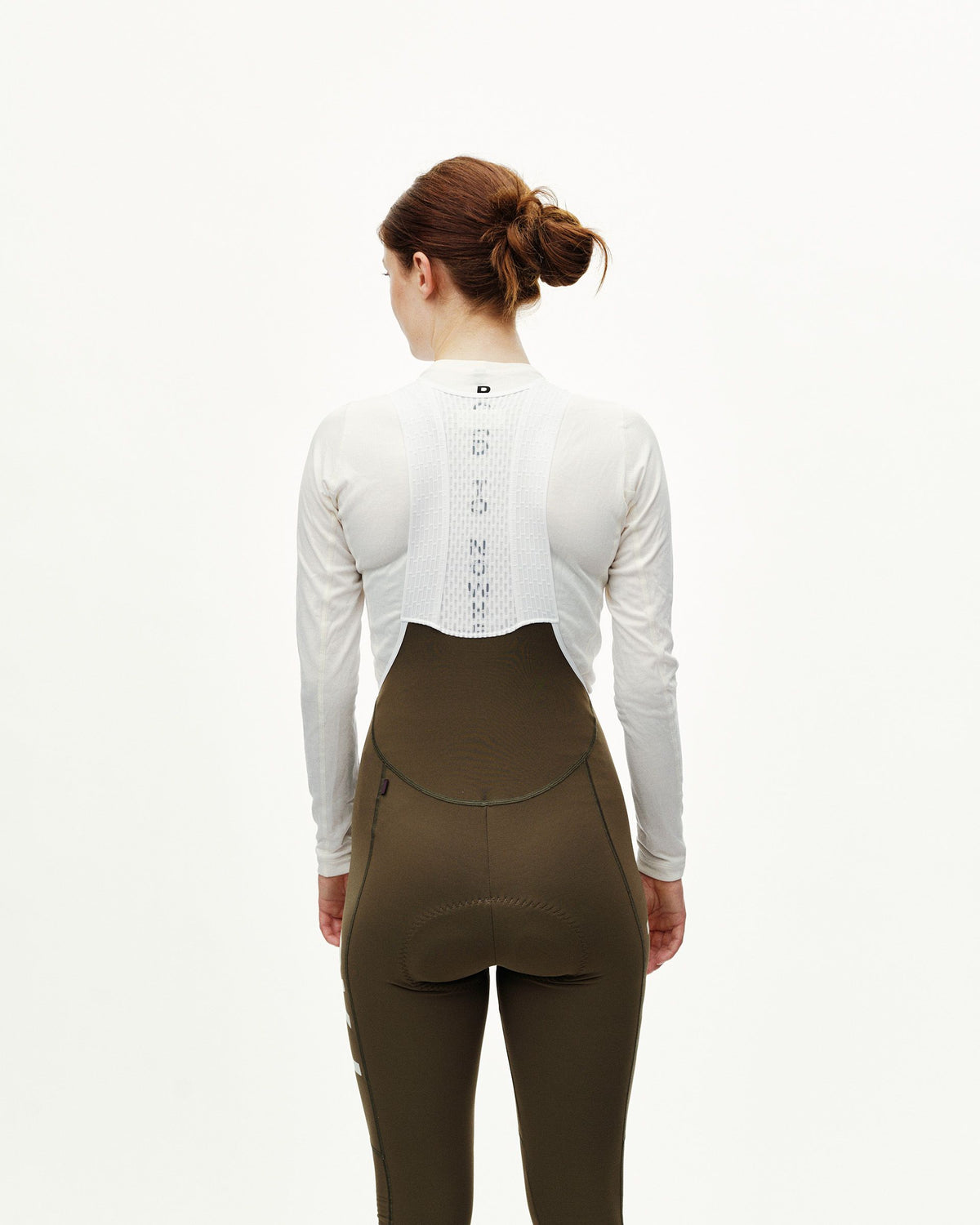 Culotte Largo Mujer Pas Normal Studios PAS Mechanism Thermal en Dark Earth, sobre el ciclista, vista trasera #Color_Dark Earth