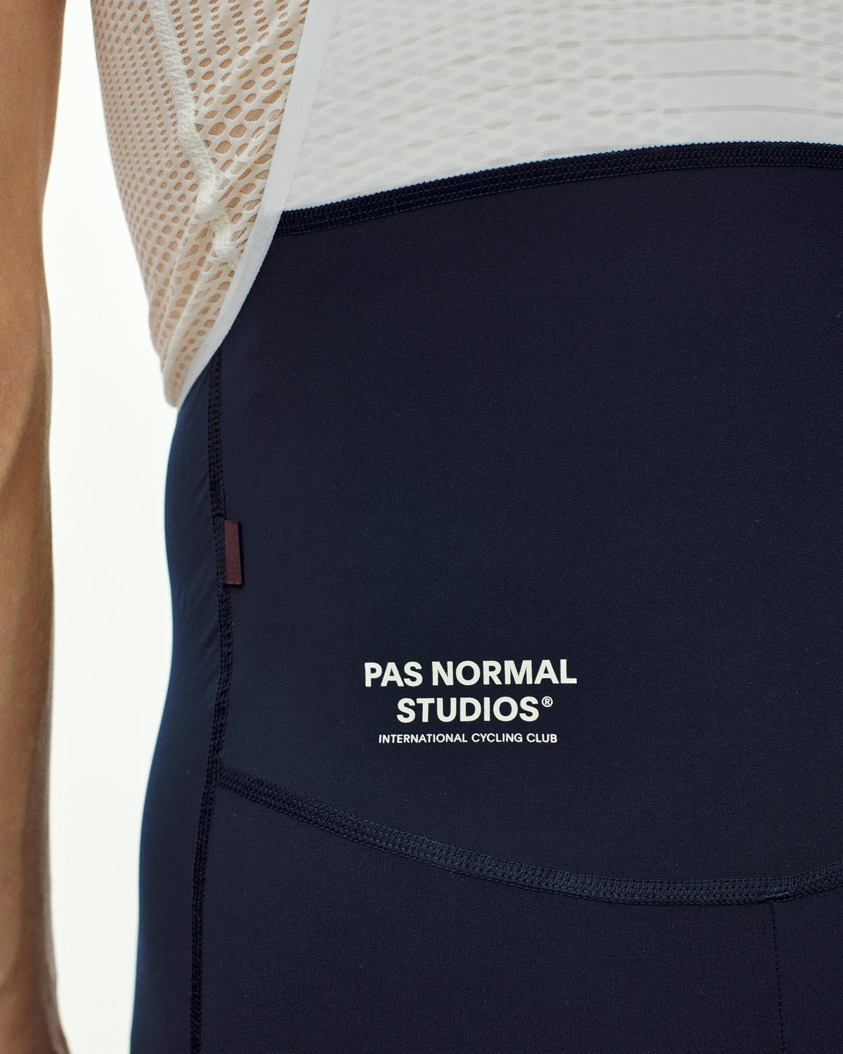 Culotte corto Pas Normal Studios Mechanism Pro en Navy, detalle del logotipo en la pernera #Color_Navy