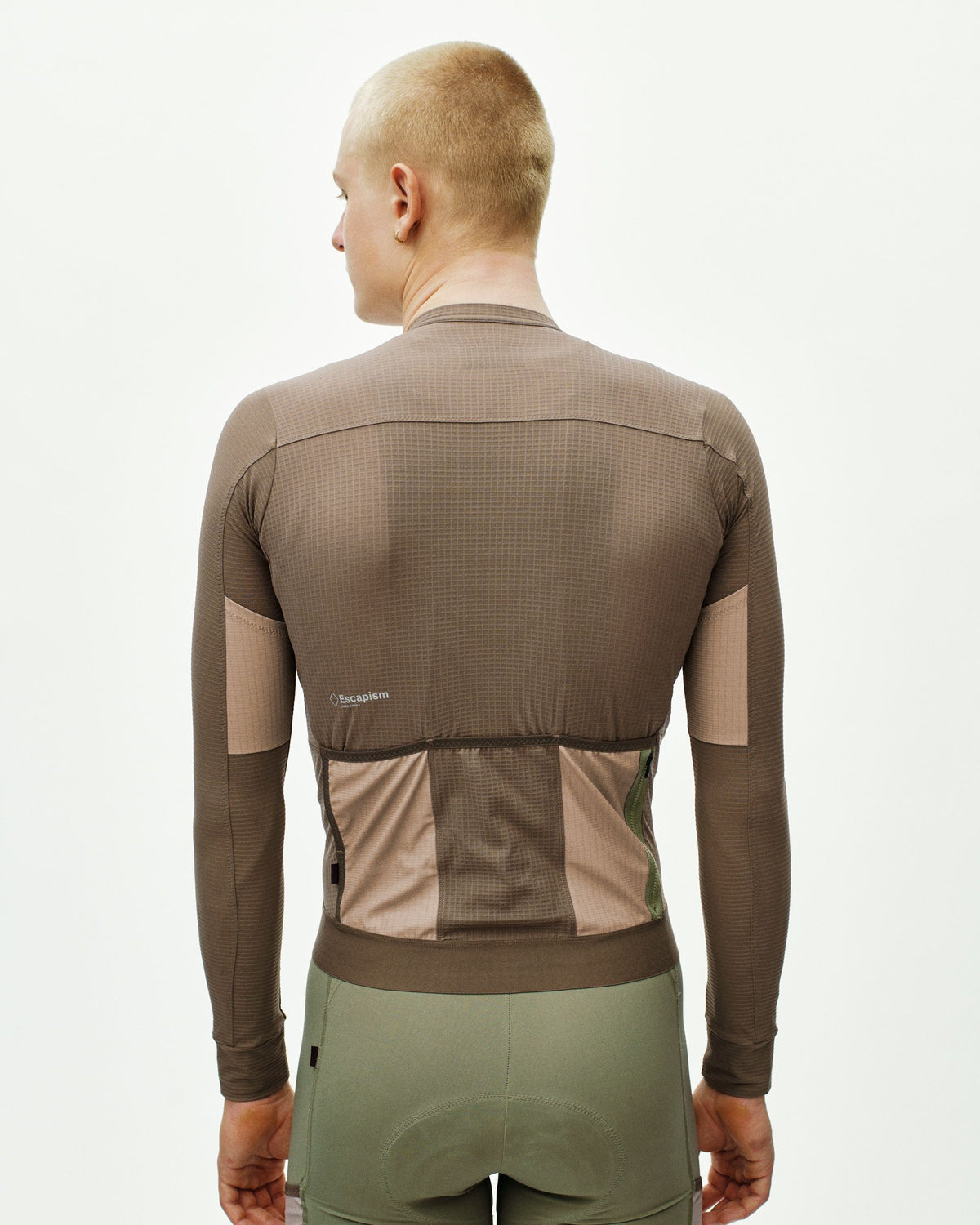 Maillot Largo Pas Normal Studios Escapism en Stone Brown, vista trasera sobre ciclista #Color_Stone Brown