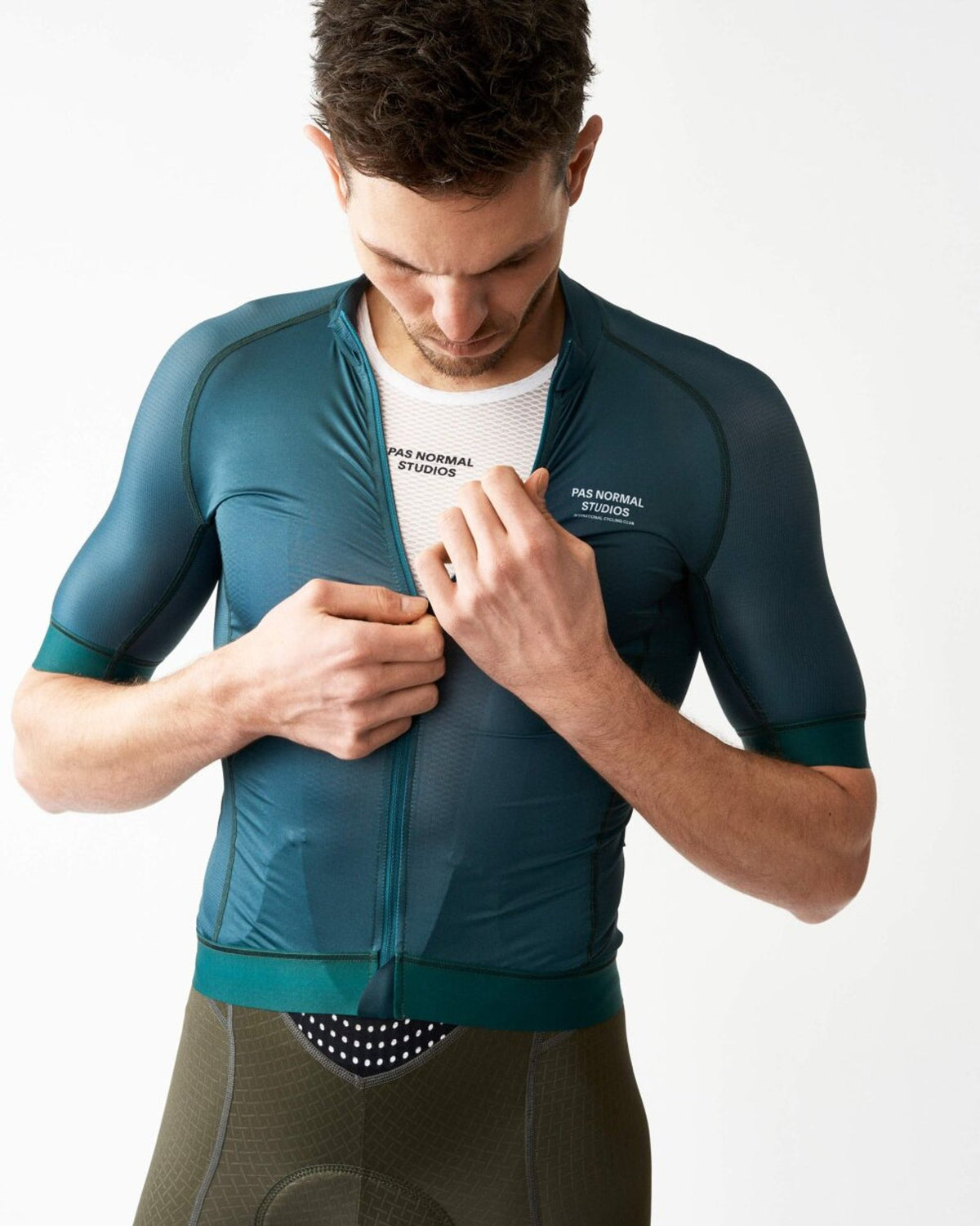 Maillot Corto Pas Normal Studios Mechanism en Petroleum, vista frontal sobre ciclista #Color_Petroleum