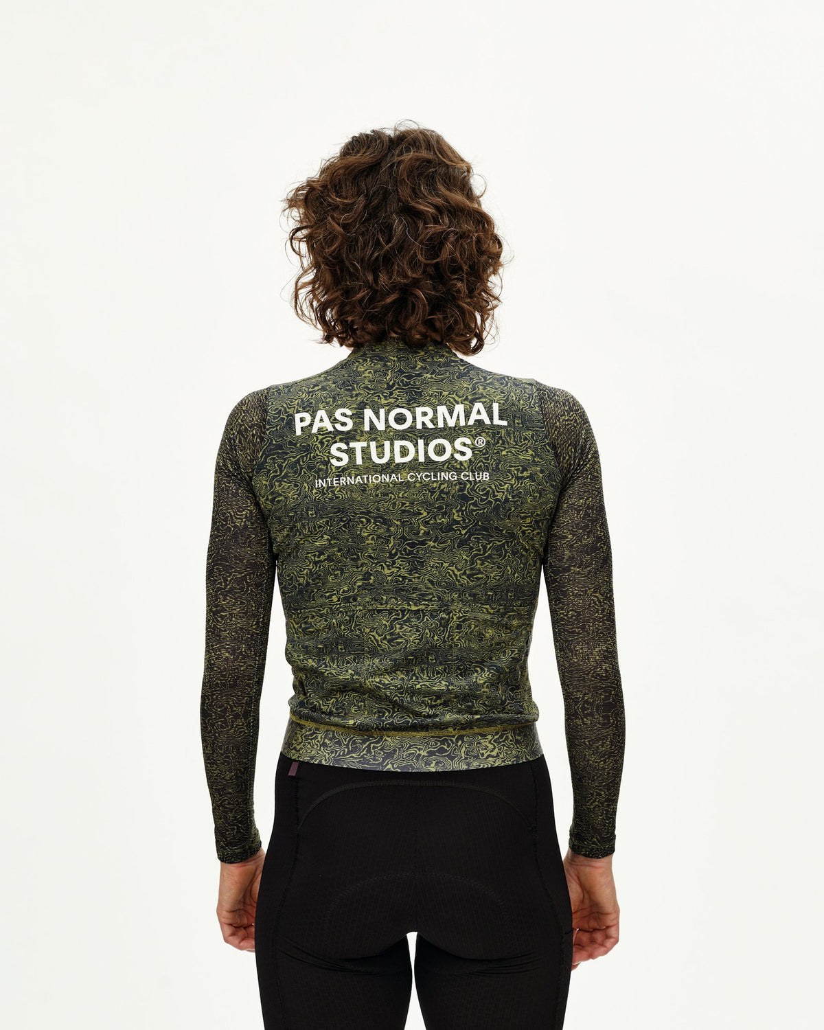 Maillot largo de mujer Pas Normal Studios Essential Light en AOP Grain Dark Lime, vista trasera sobre la ciclista #Color_AOP Grain Dark Lime