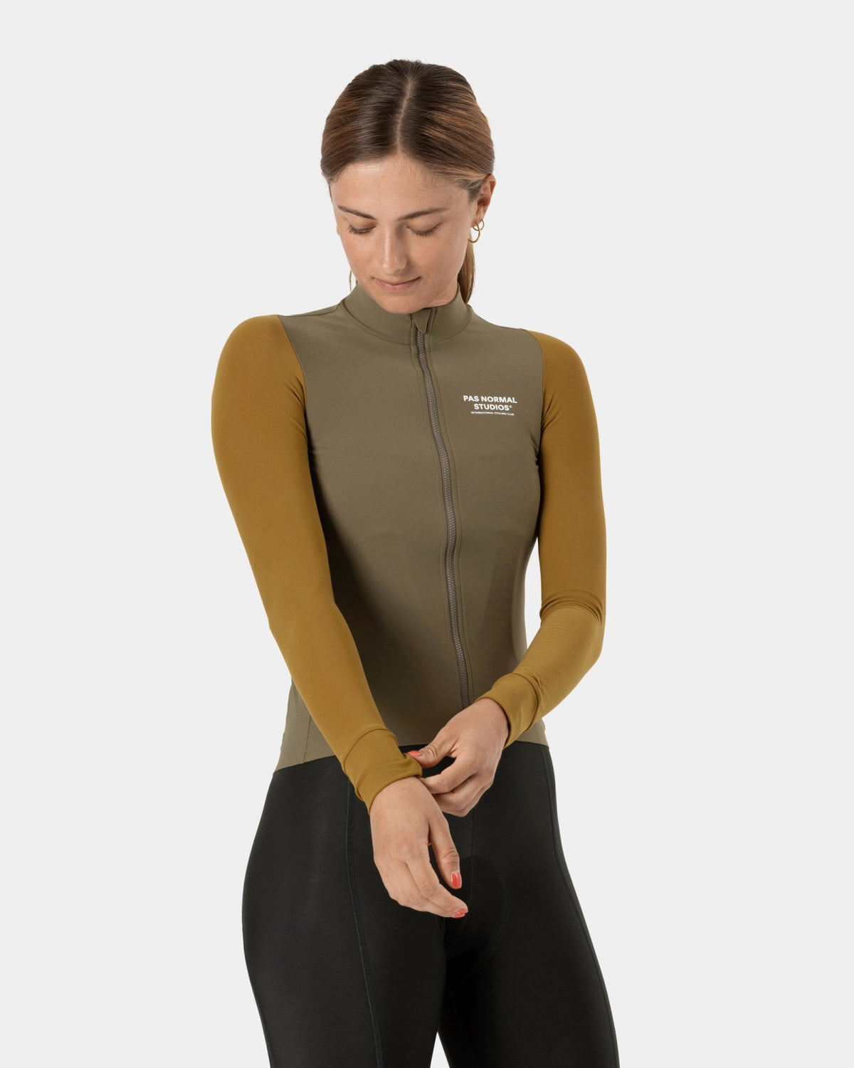 Maillot Largo Mujer Pas Normal Studios Mechanism en Brown Olive, sobre ciclista #Color_Brown Olive