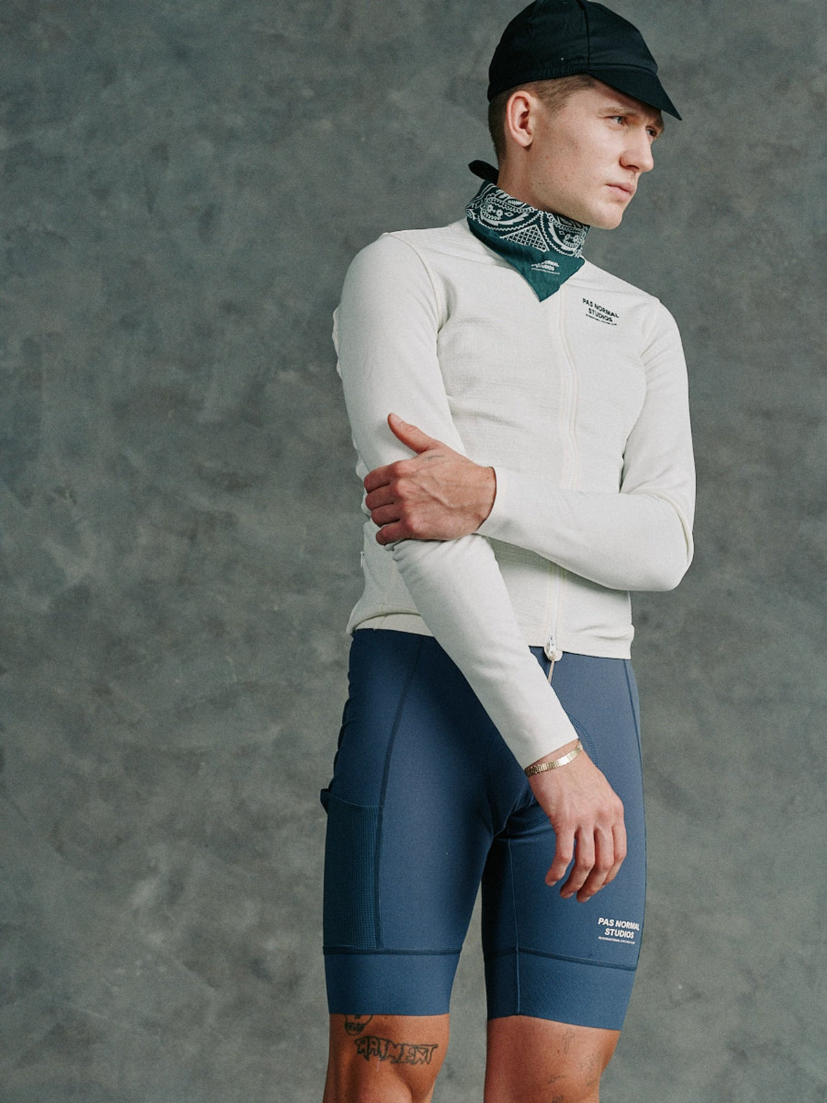 Culotte Pas Normal Studios Escapism en Classic Blue, llevado por el modelo #Color_Classic Blue