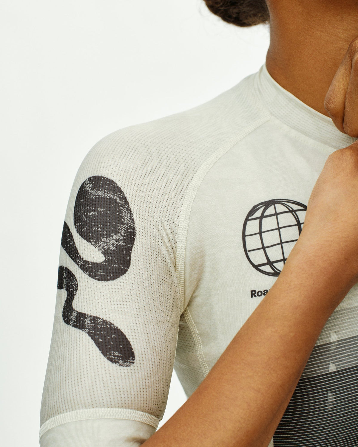 Maillot Corto Mujer Pas Normal Studios Mechanism Logo en AOP RTN Off White, detalle de la manga #Color_AOP RTN Off White