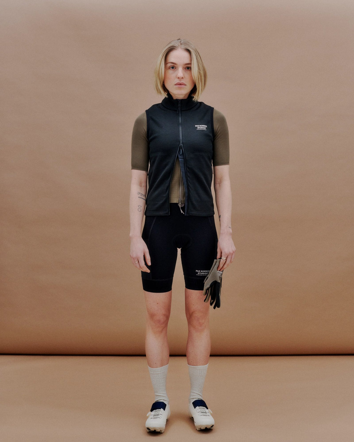 Culotte corto Pas Normal Studios Escapism en Black, llevado por la modelo, vista frontal #Color_Black