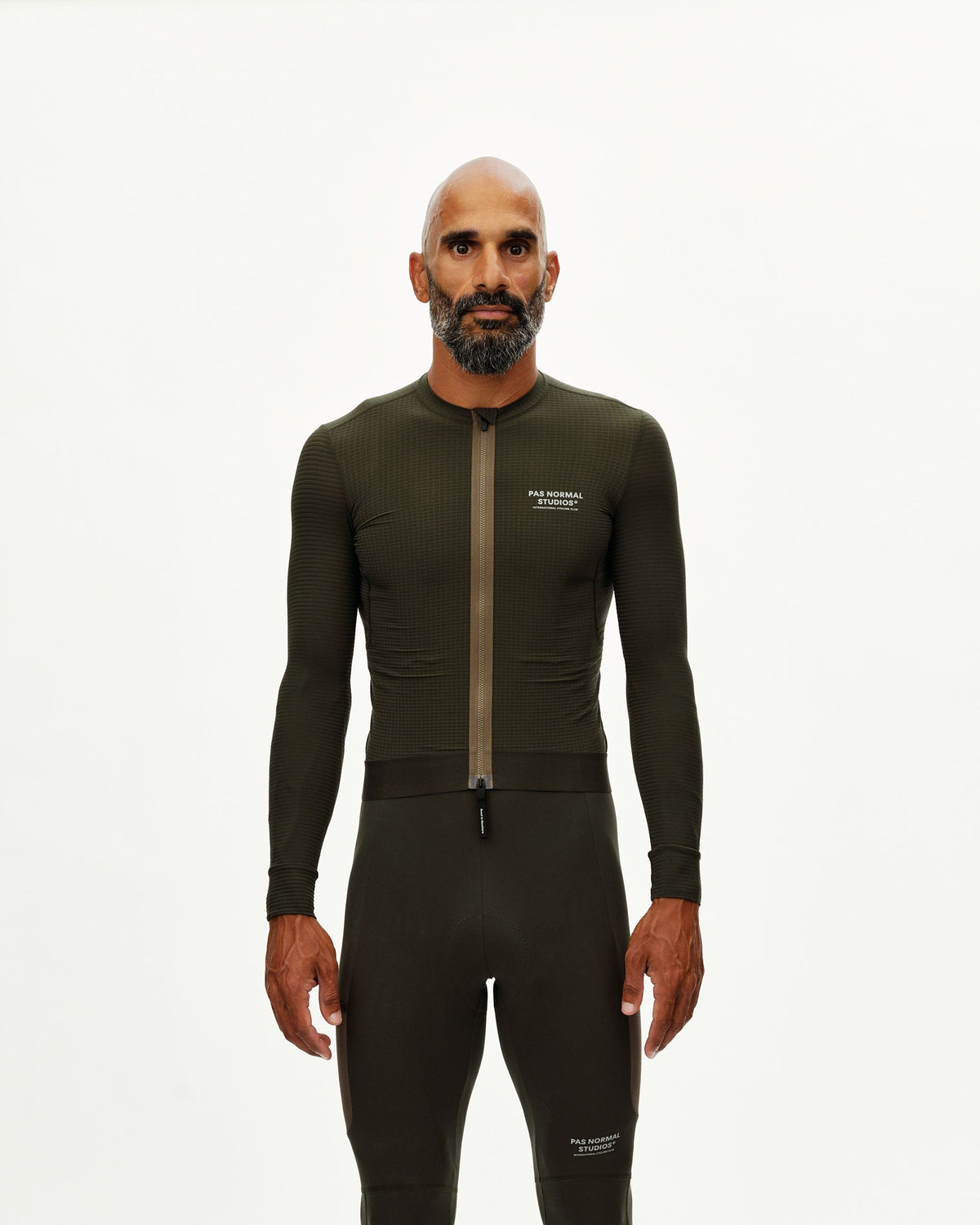 Maillot Largo Pas Normal Studios Escapism en Dark Olive, vista frontal sobre ciclista #Color_Dark Olive