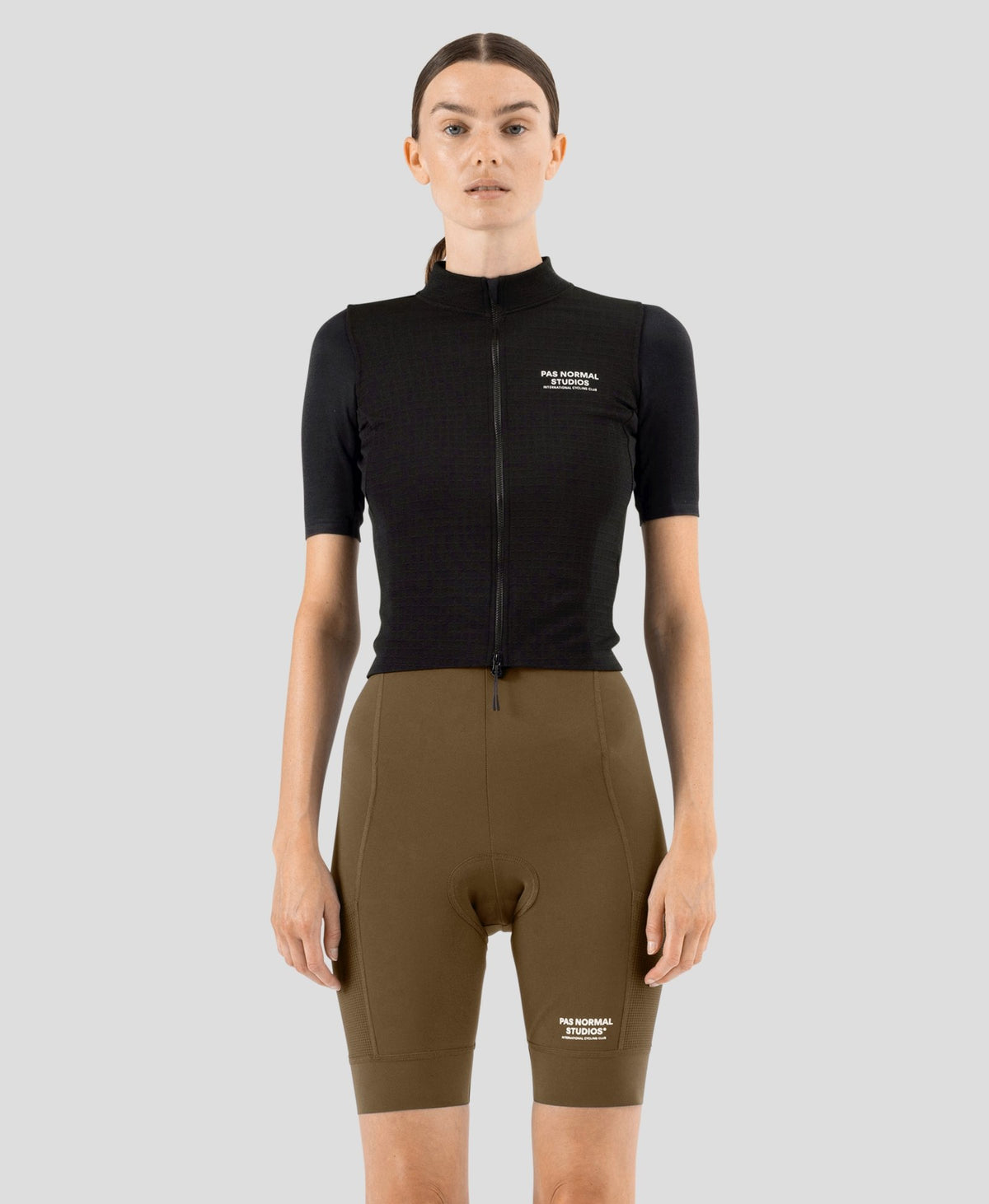 Maillot corto de mujer Pas Normal Studios Escapism Wool en Black, sobre la ciclista #Color_Black