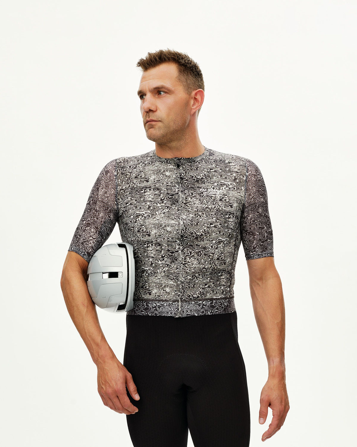 Maillot Corto Pas Normal Studios Essential Light en AOP Grain Off White, vista frontal sobre ciclista #Color_AOP Grain Off White