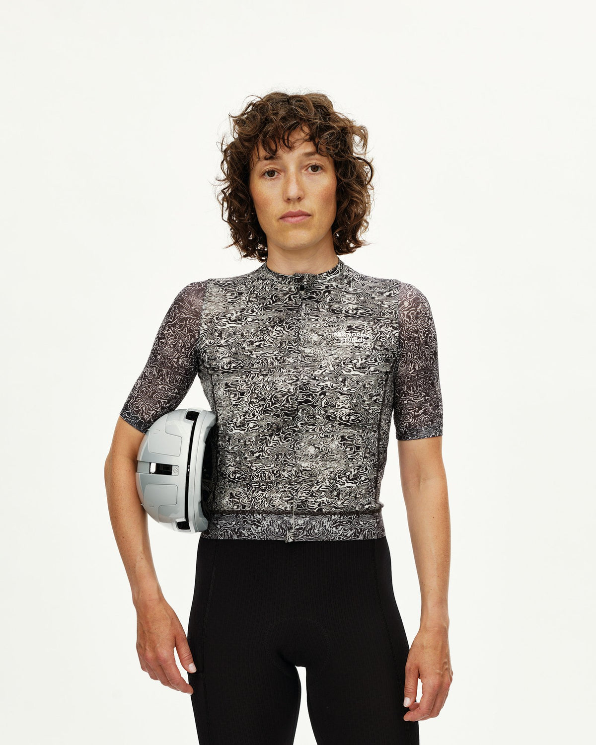 Maillot corto de mujer Pas Normal Studios Essential Light en AOP Grain Off White, sobre la ciclista #Color_AOP Grain Off White