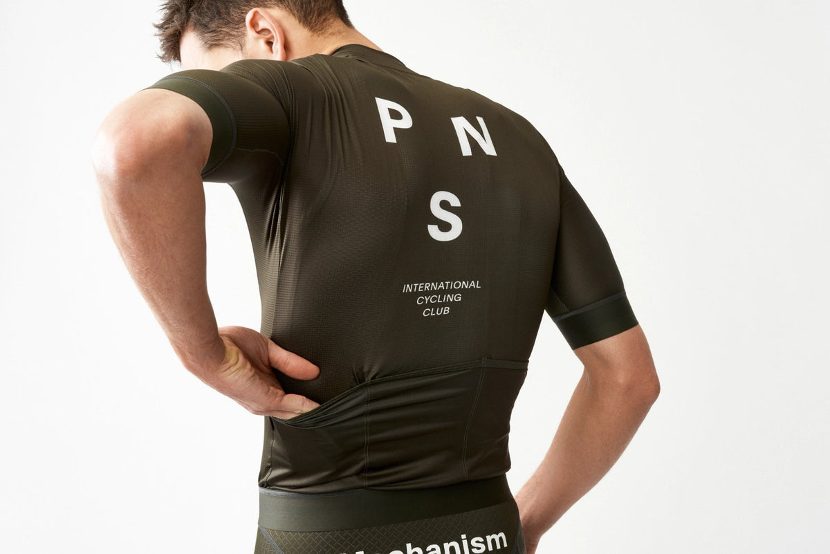 Maillot Corto Pas Normal Studios Mechanism en Dark Olive, imagen de ambiente #Color_Dark Olive