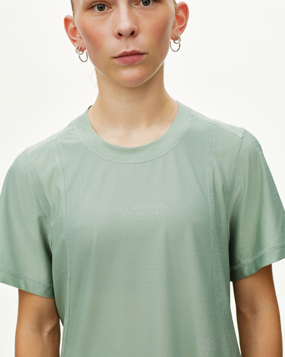 Camiseta Mujer Pas Normal Studios Balance en Green Sage, puesta, vista frontal #Color_Green Sage