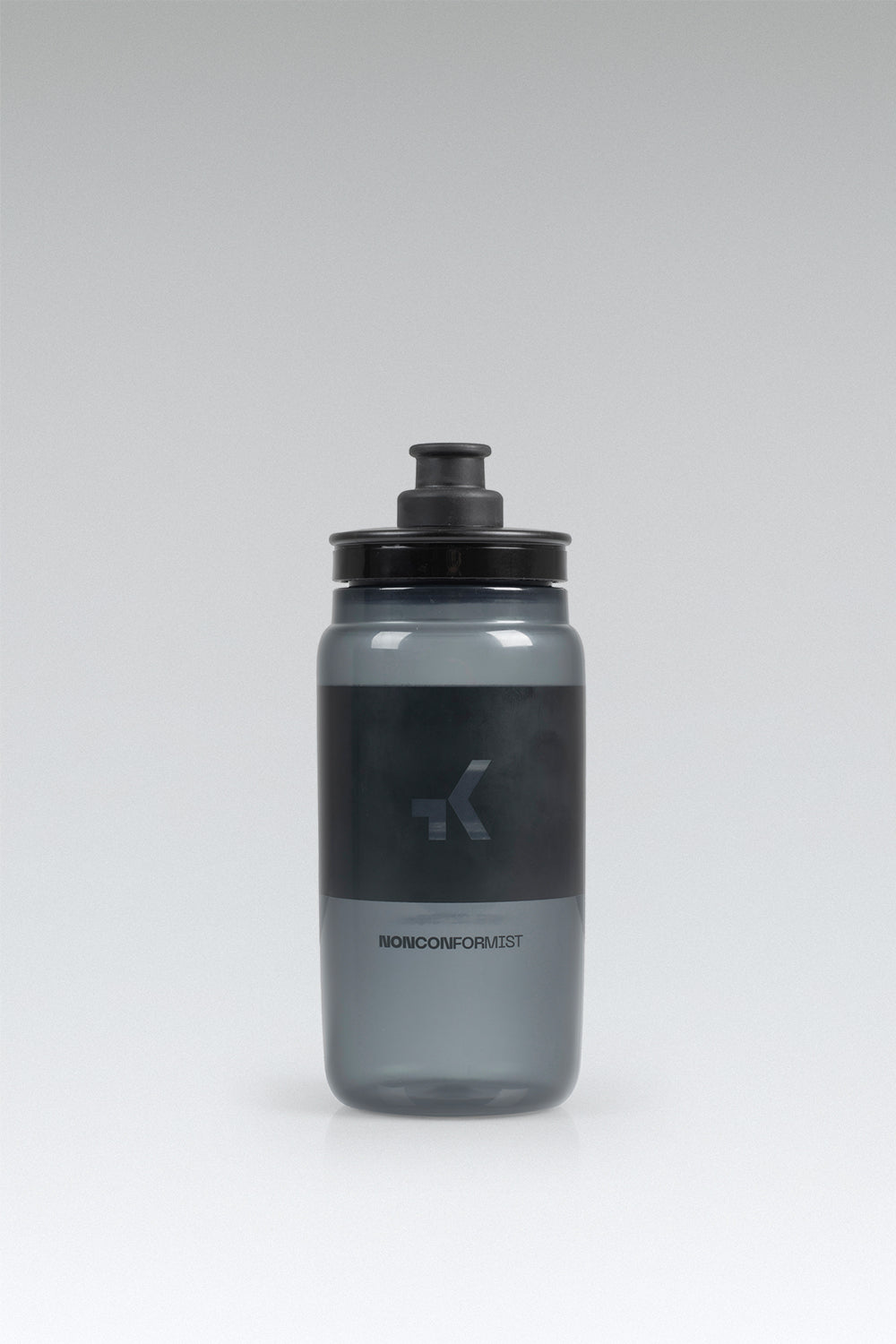 Bidón Gobik Fly en Smoked, bodegón del bidón ahumado de 550 cc con el logotipo GOBIK #Color_Smoked