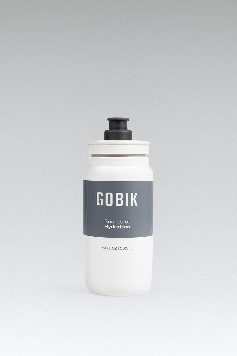 Bidón Gobik Fly en Cloud, bodegón del bidón blanco de 550 cc con el logotipo GOBIK #Color_Cloud