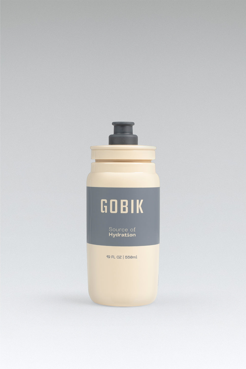Bidón Gobik Fly en Sand, bodegón del bidón beige de 550 cc con el logotipo GOBIK #Color_Sand