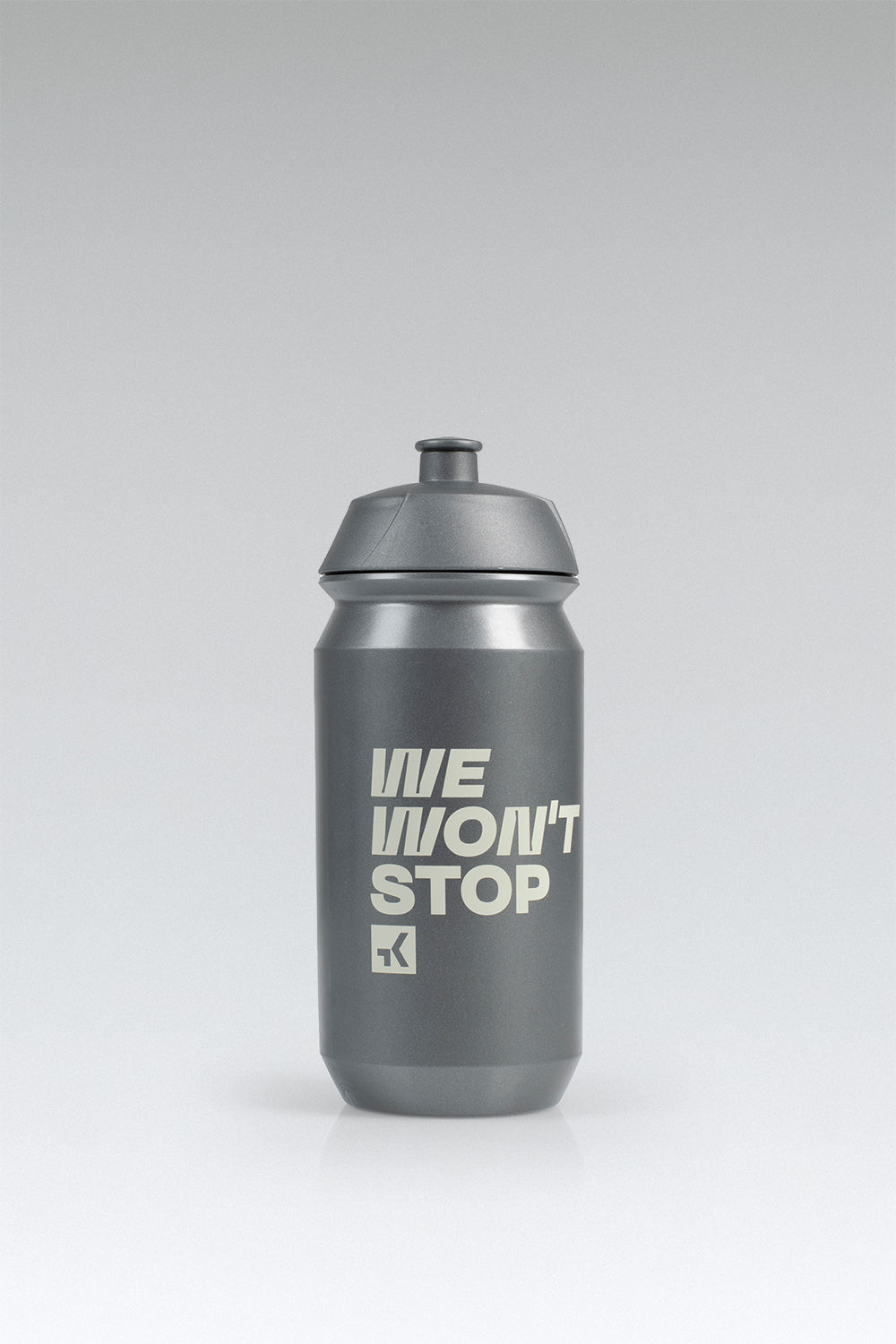 Bidón Gobik Shiva en Graphite, bodegón del bidón gris grafito con el lema WE WON'T STOP #Color_Graphite
