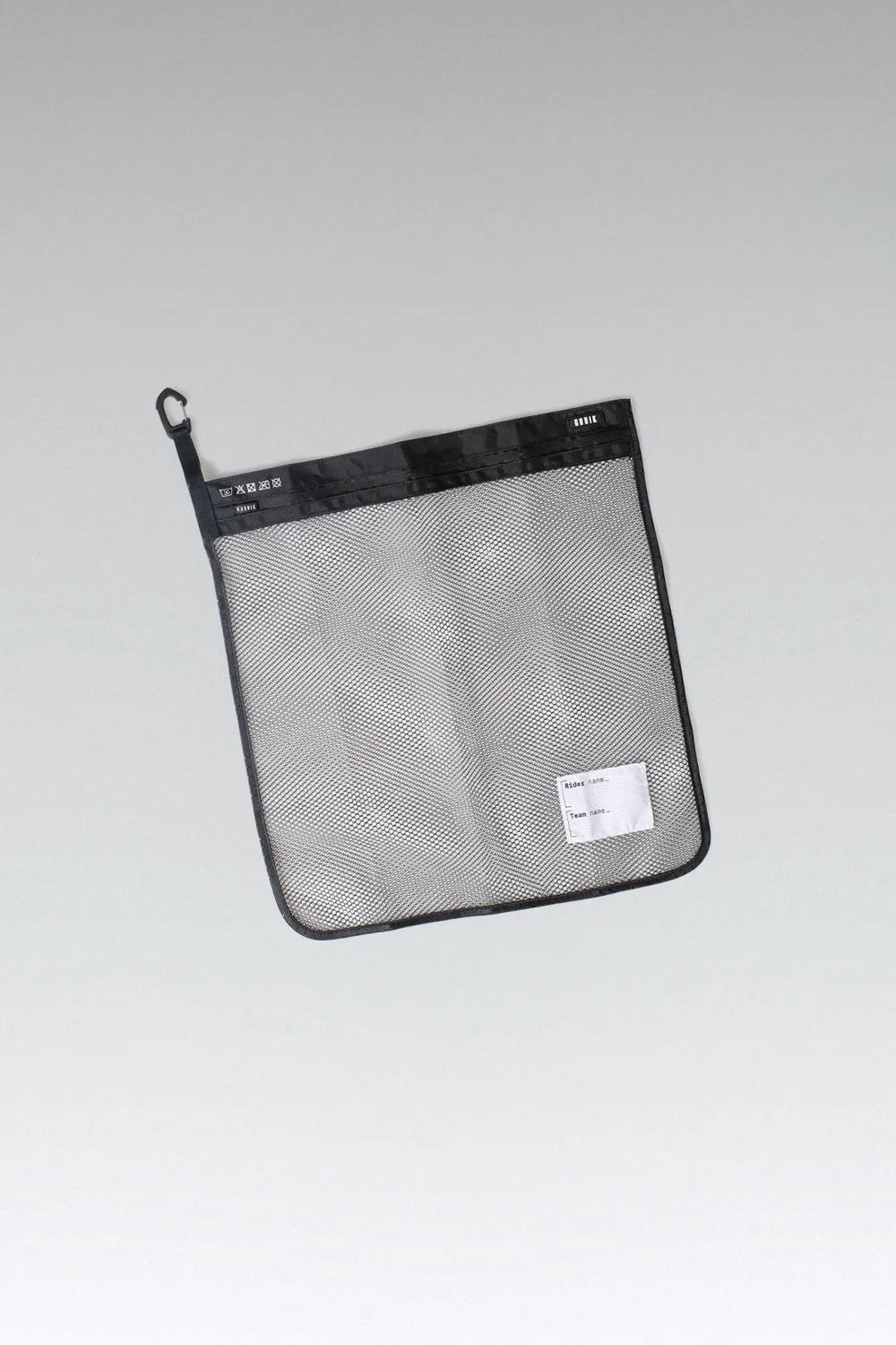 Bolsa de Lavado Gobik Hex en True Black, bodegón de la bolsa de malla con la cremallera y la etiqueta identificativa #Color_True Black