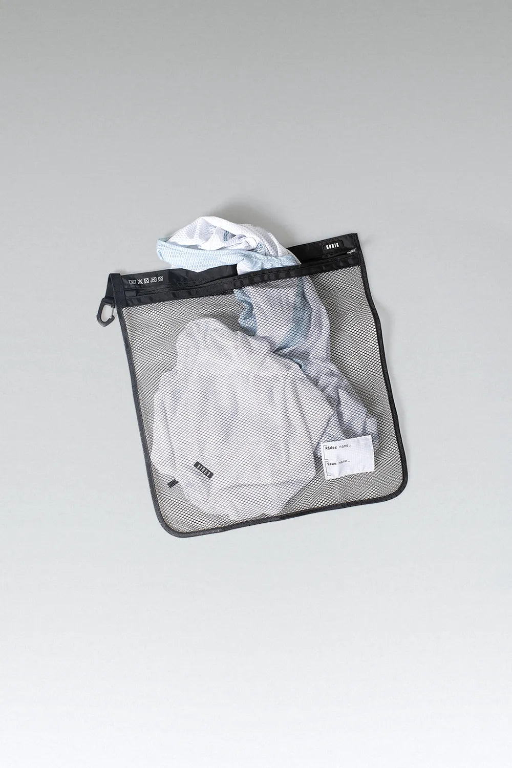 Bolsa de Lavado Gobik Hex en True Black, vista frontal de la bolsa de malla abierta #Color_True Black