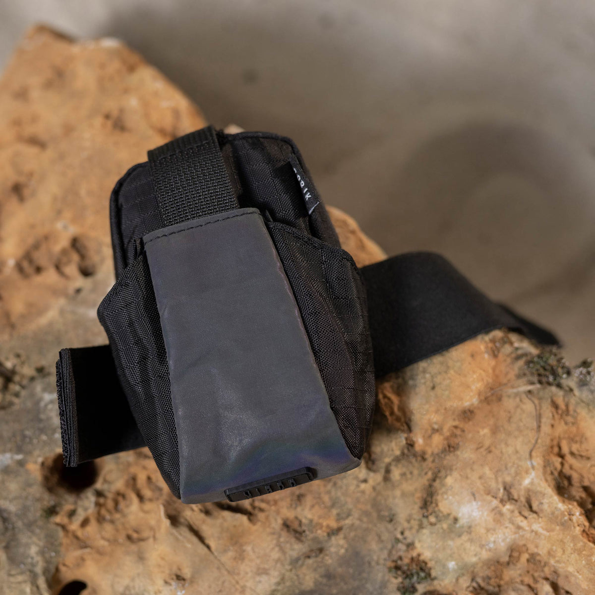 Bolsa de Sillín Gobik Pouch Compact en True Black, bolsa montada bajo el sillín de la bici #Color_True Black