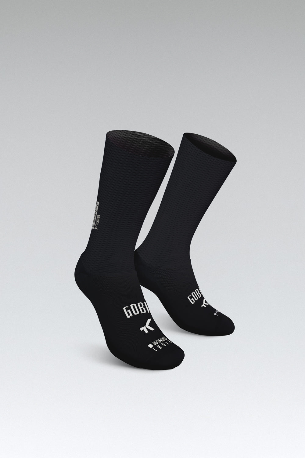 Calcetines Gobik Vortex Dusk 2.0 en Black, bodegón del par de calcetines aerodinámicos negros de caña alta #Color_Black