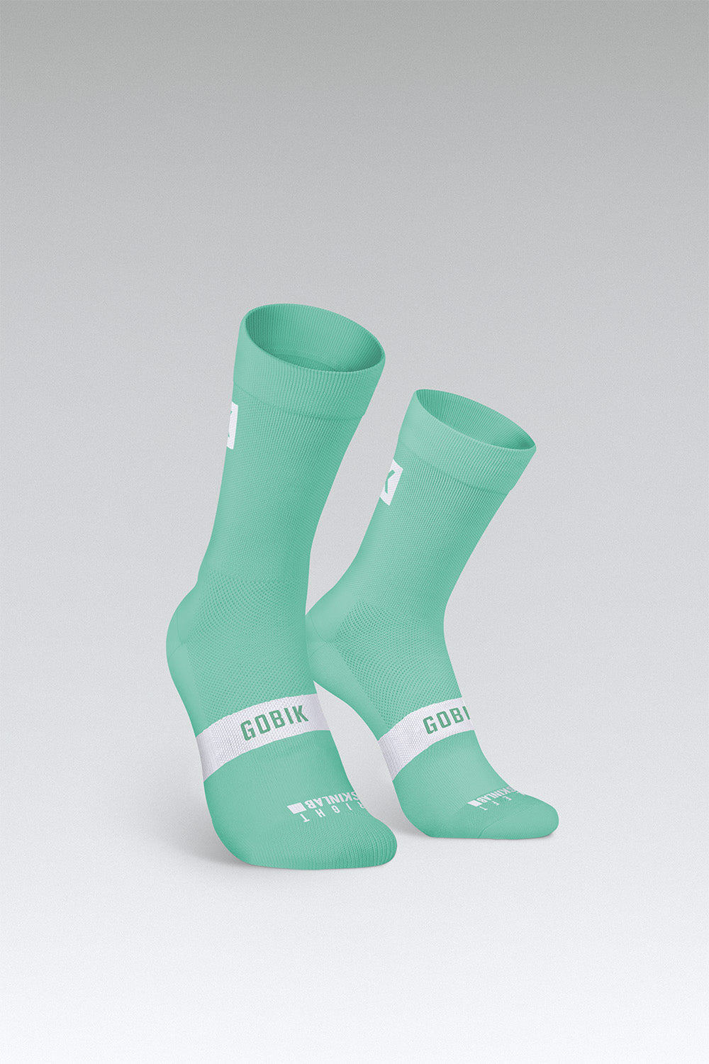 Calcetines Gobik Iro 2.0 en Mint Green, bodegón del par de calcetines verde menta con la banda blanca del logotipo #Color_Mint Green